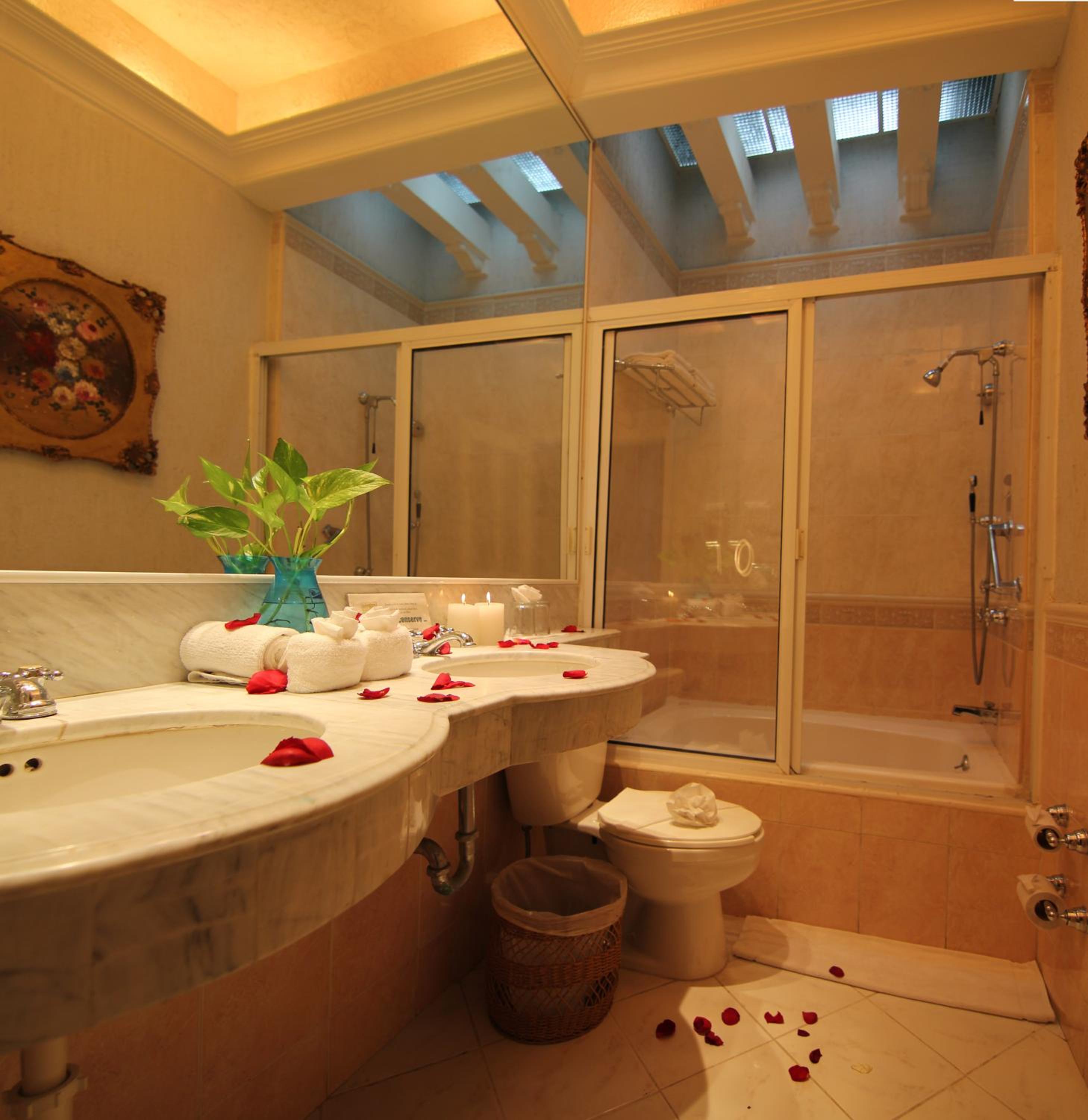 Junior Suite with one King Bed & Spa Bath - Garden View - Photo 6