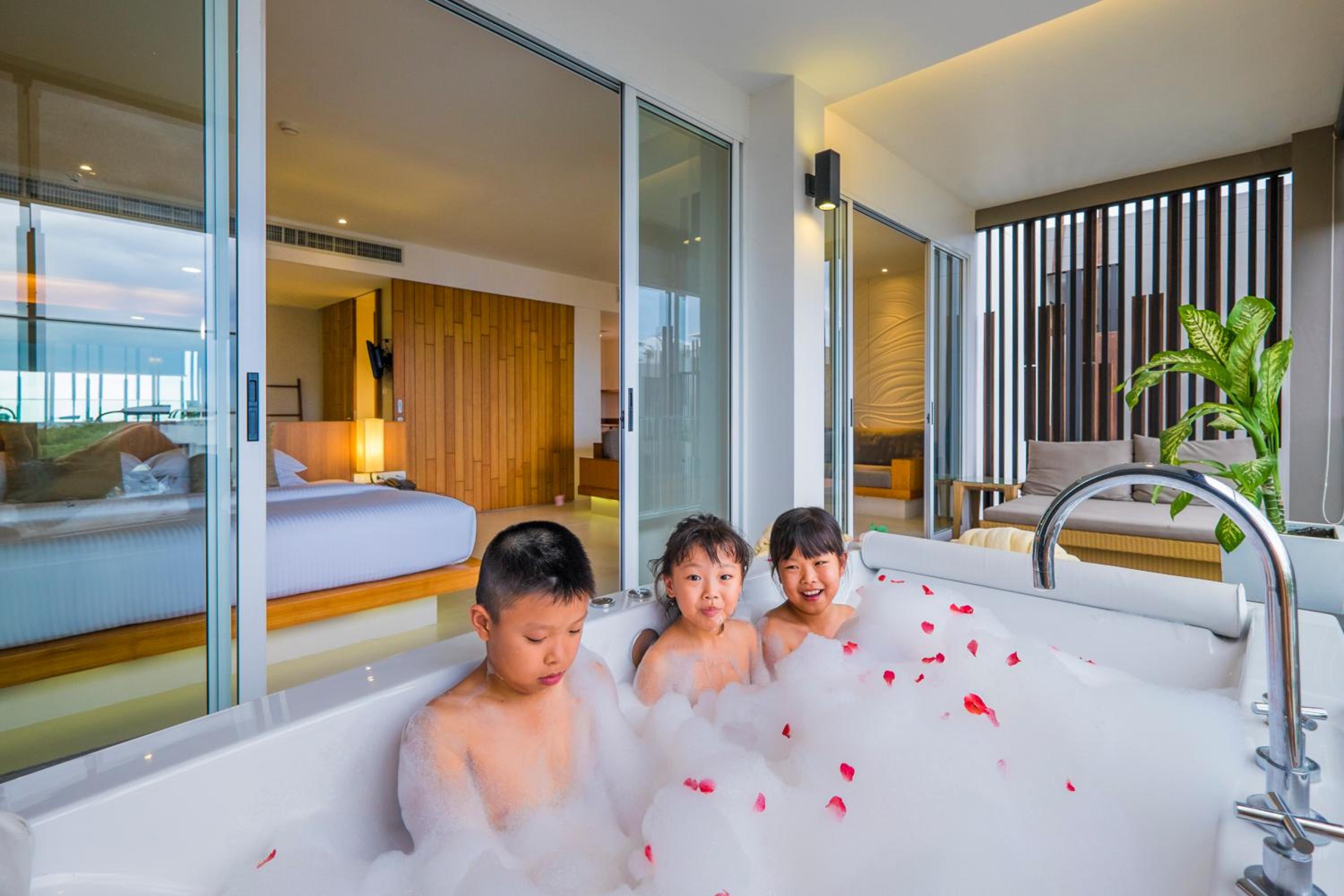 Jacuzzi Spa Suite - Photo 17