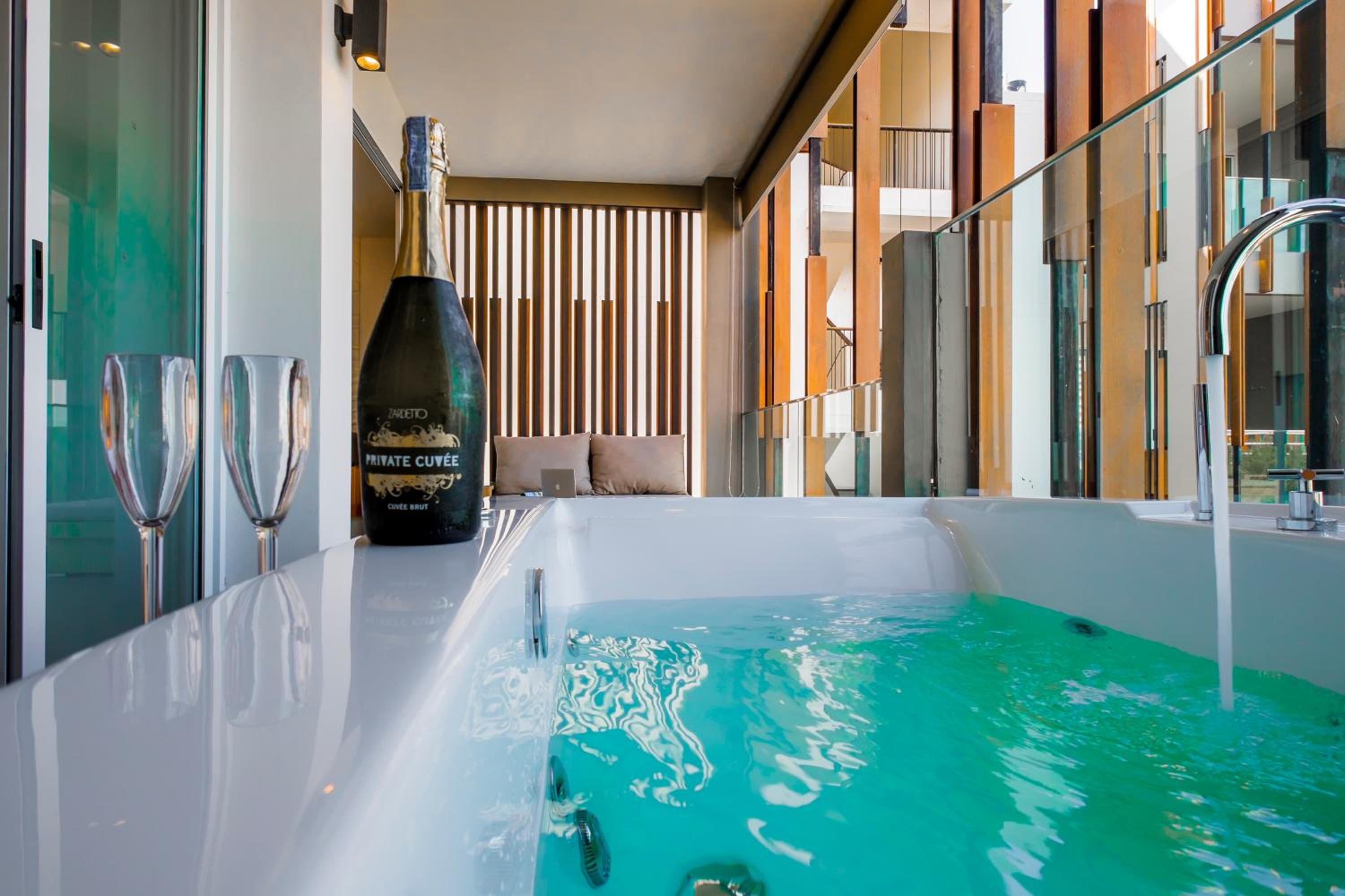 Jacuzzi Spa Suite - Photo 8