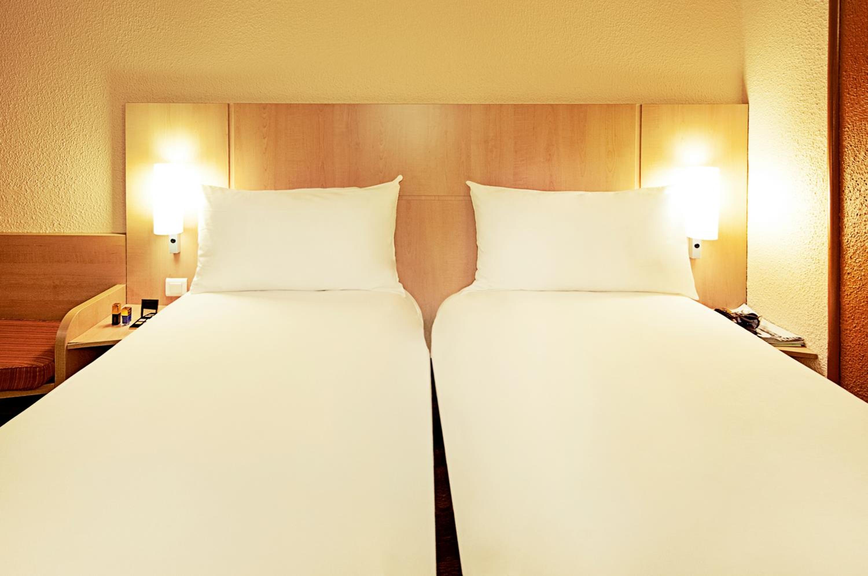 Standard Twin Room - Photo 6