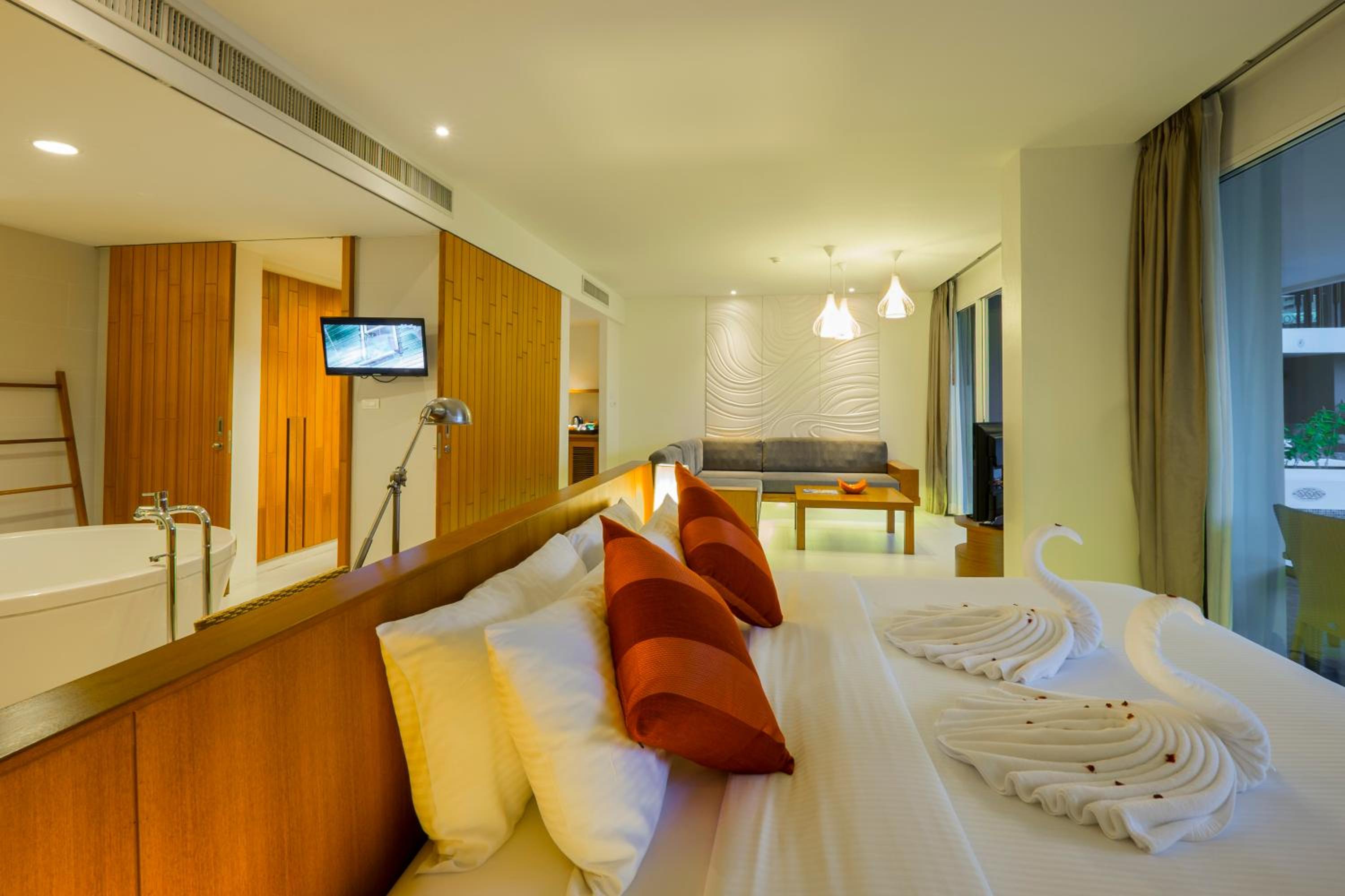 Suite Pool Access - Photo 5