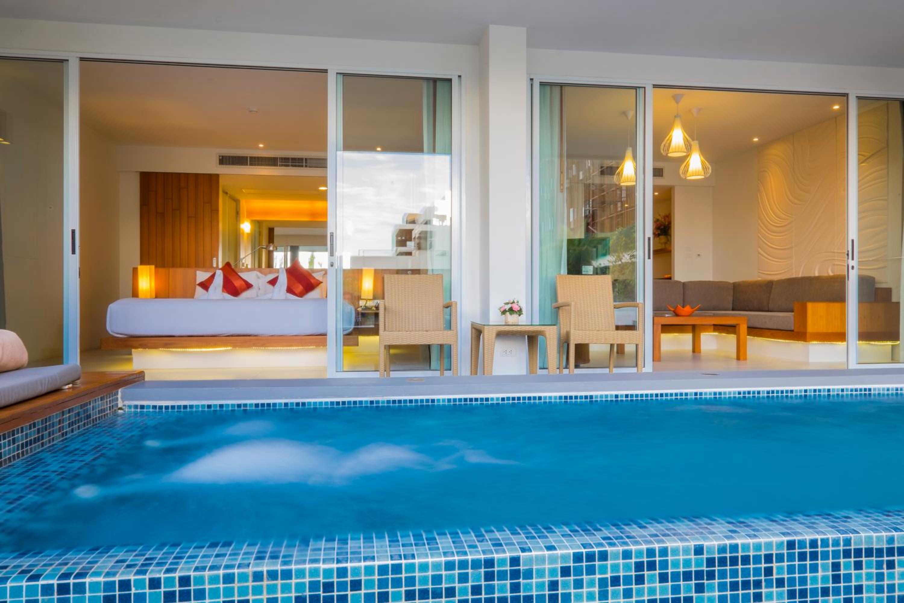 Suite Pool Access - Photo 11