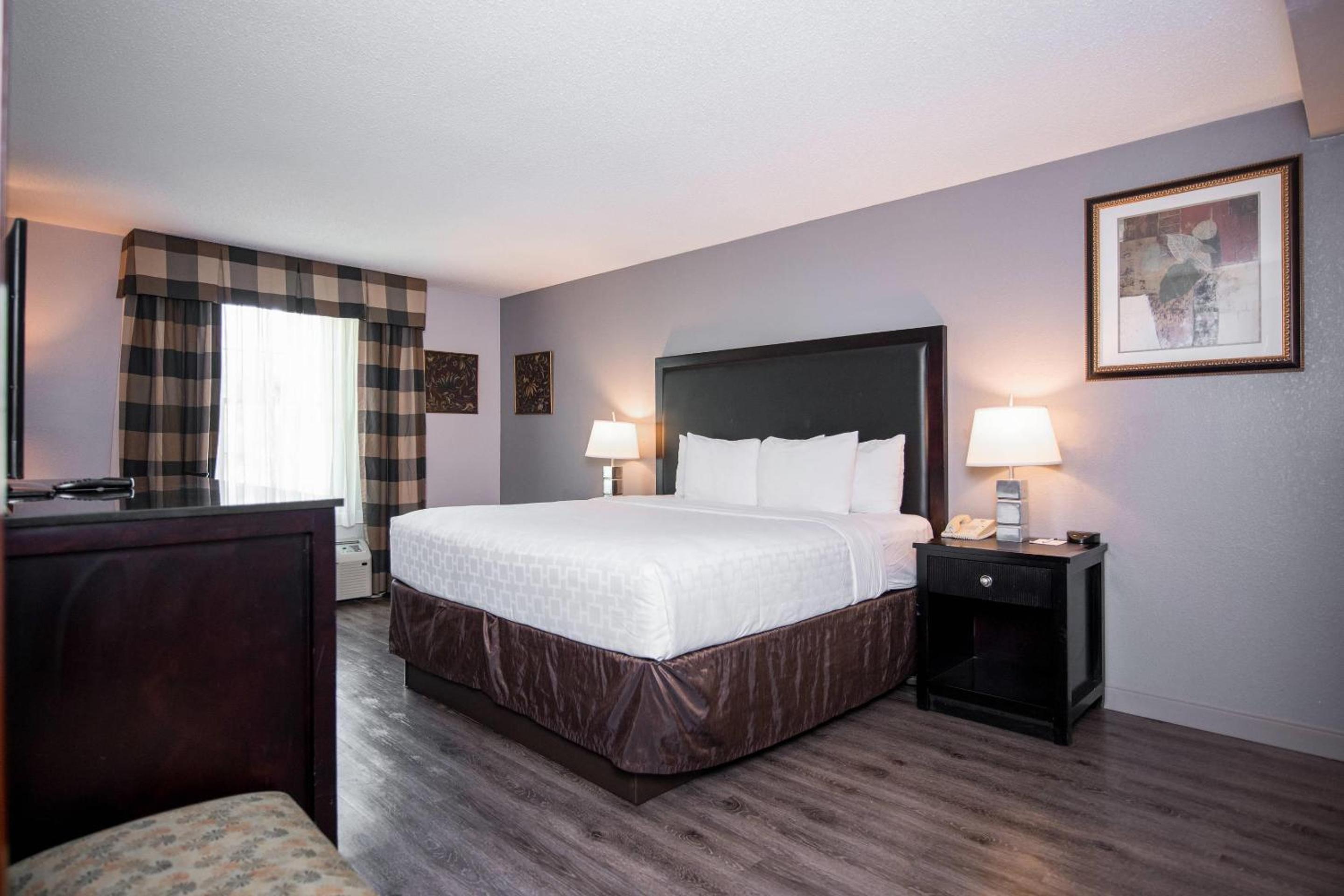 Superior King Room Disability Access Smoke Free - Photo 1