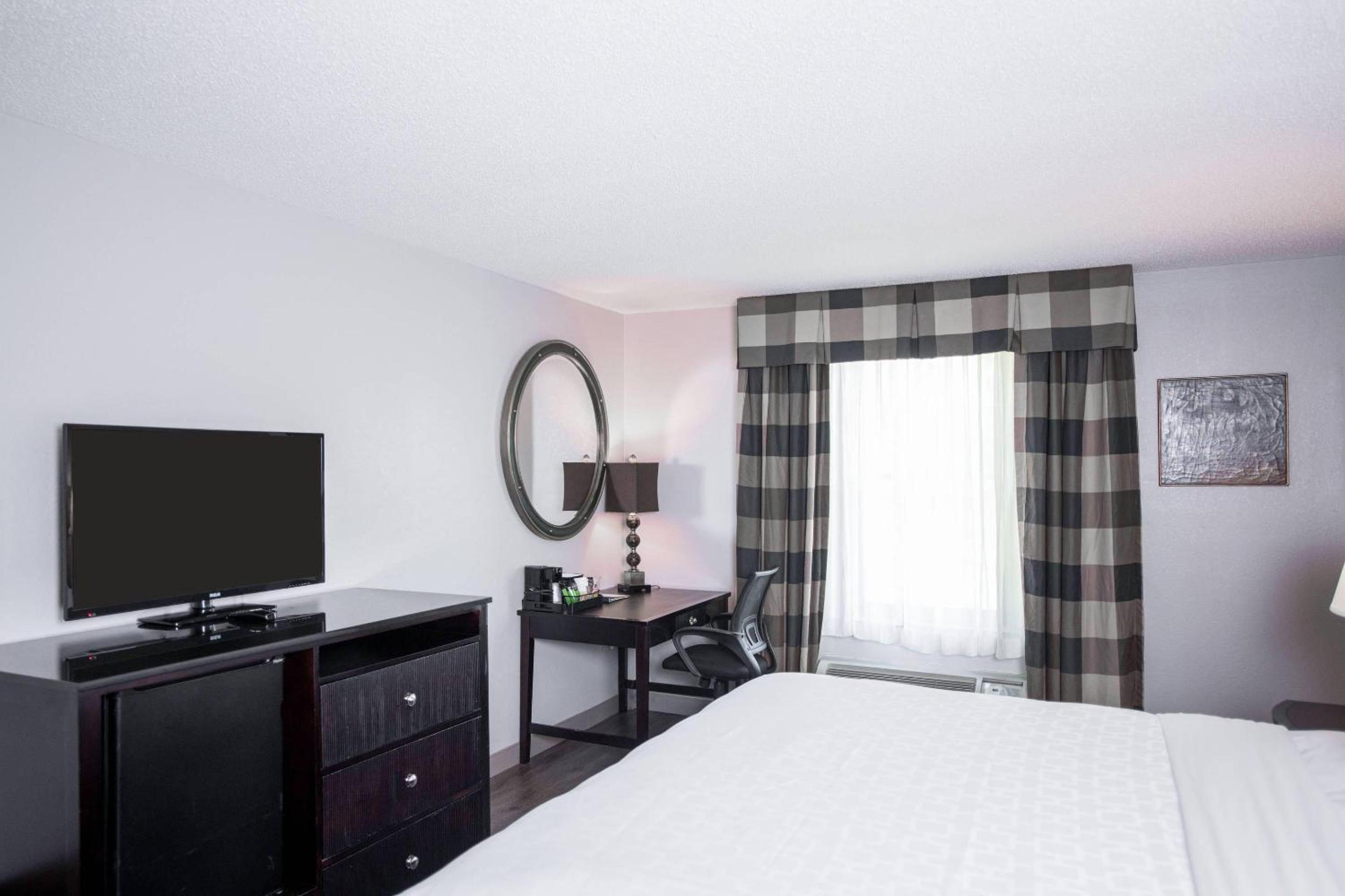 Superior King Room Disability Access Smoke Free - Photo 2