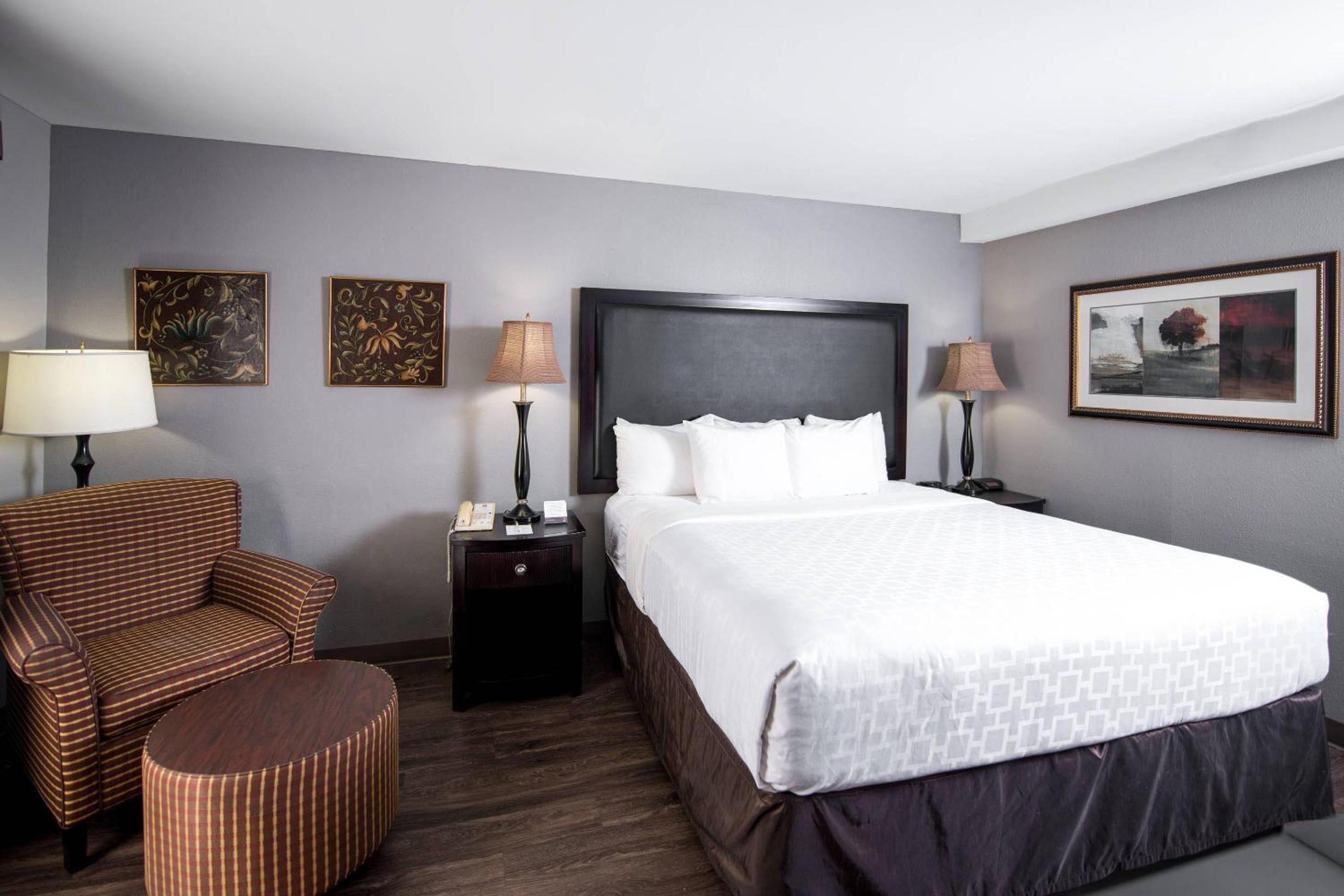 Superior King Room Disability Access Smoke Free - Photo 3