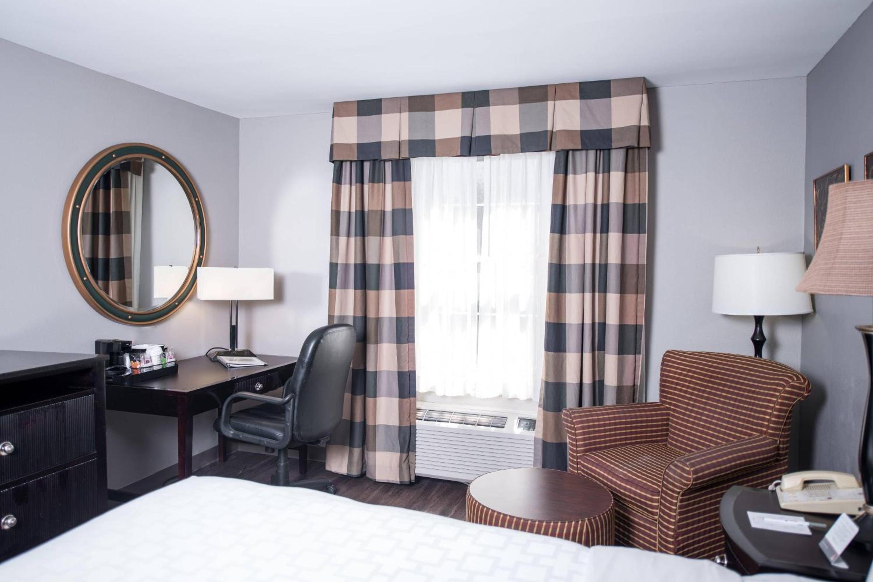 Superior King Room Disability Access Smoke Free - Photo 5