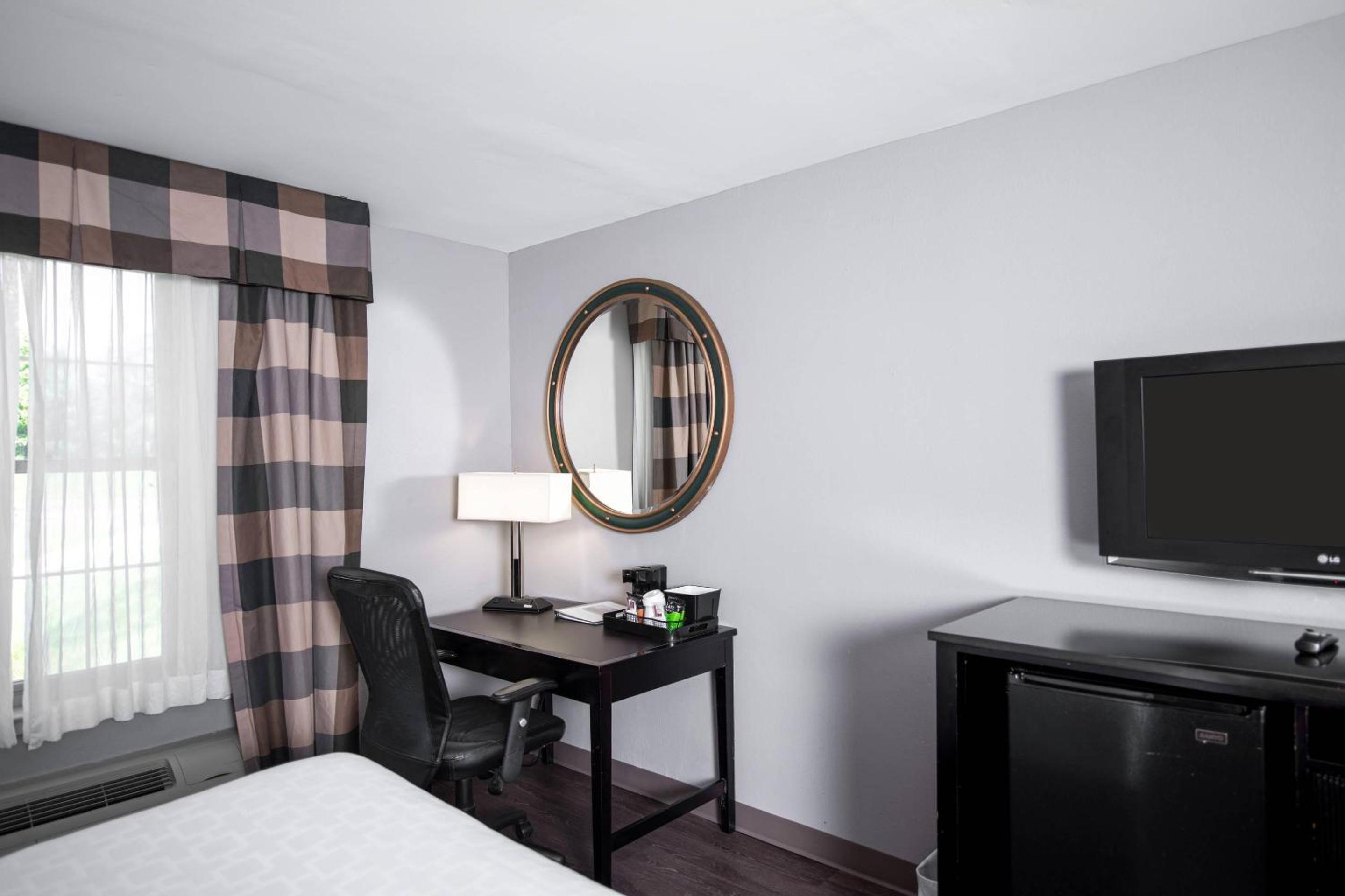 Superior King Room Disability Access Smoke Free - Photo 7