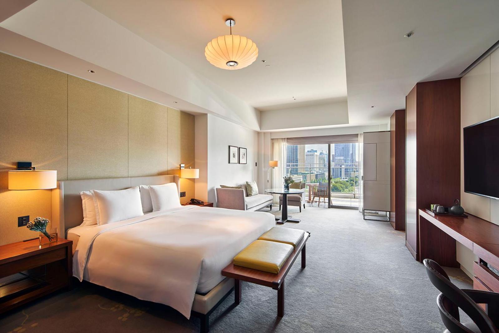Club Grand Deluxe King with Balcony - Photo 2