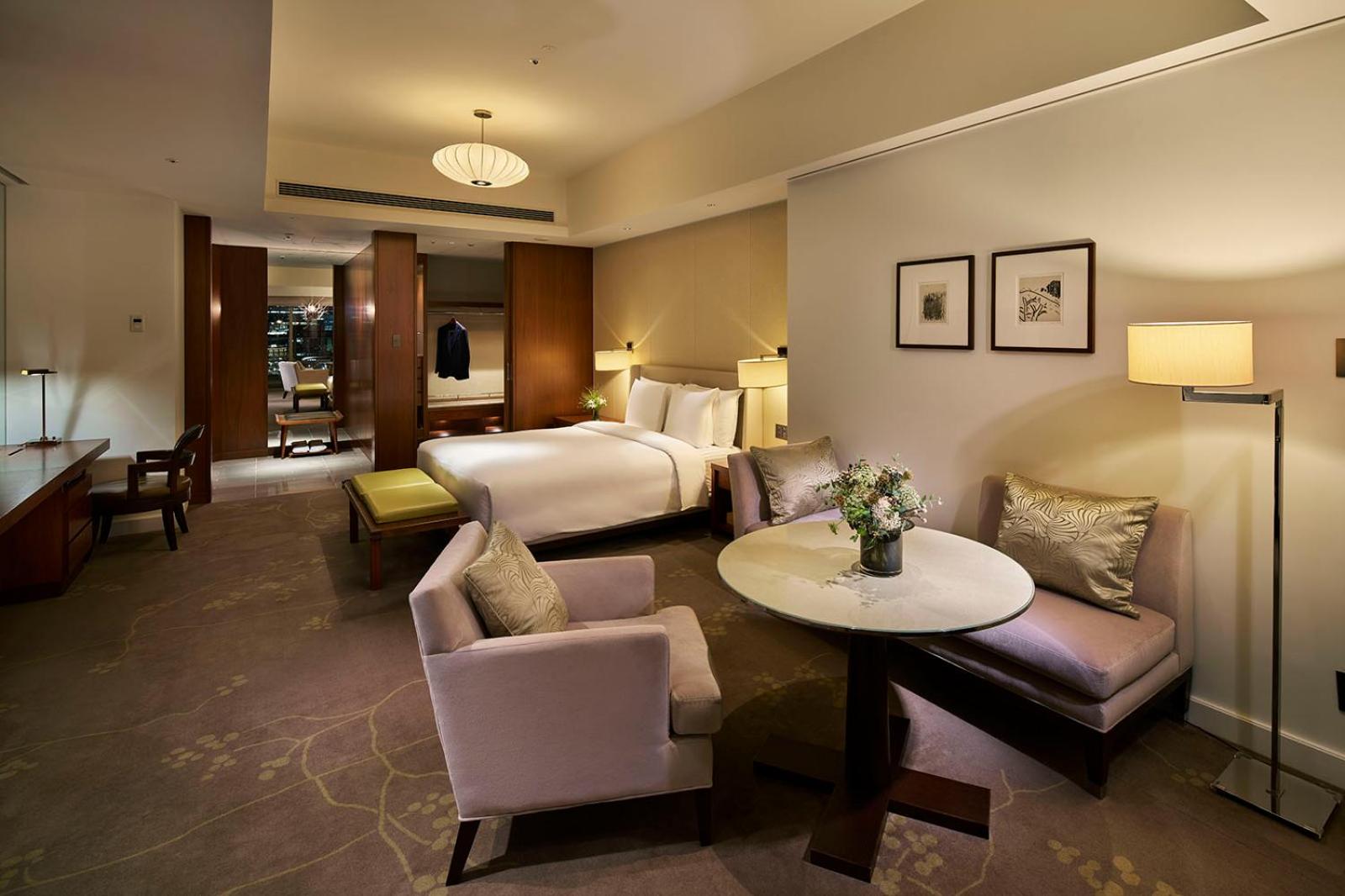 Club Grand Deluxe King with Balcony - Photo 3