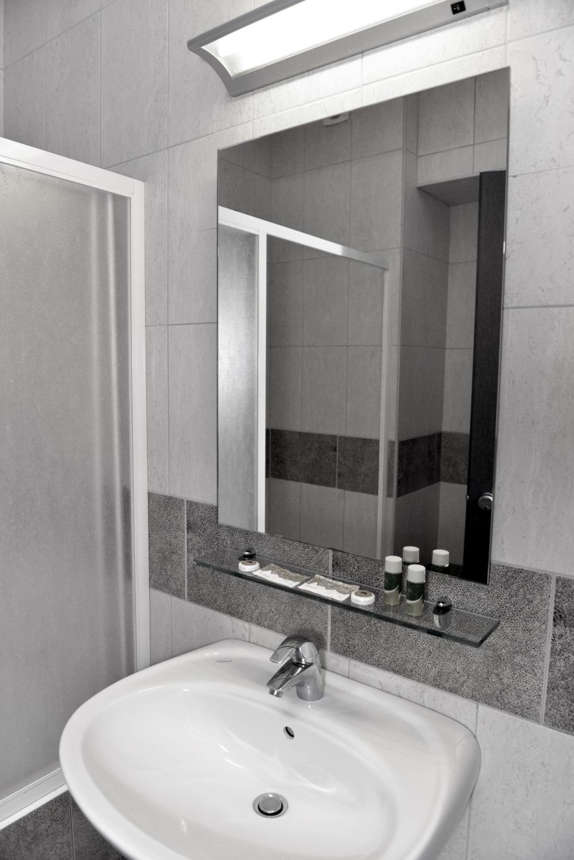 Standard Double Room - Photo 2