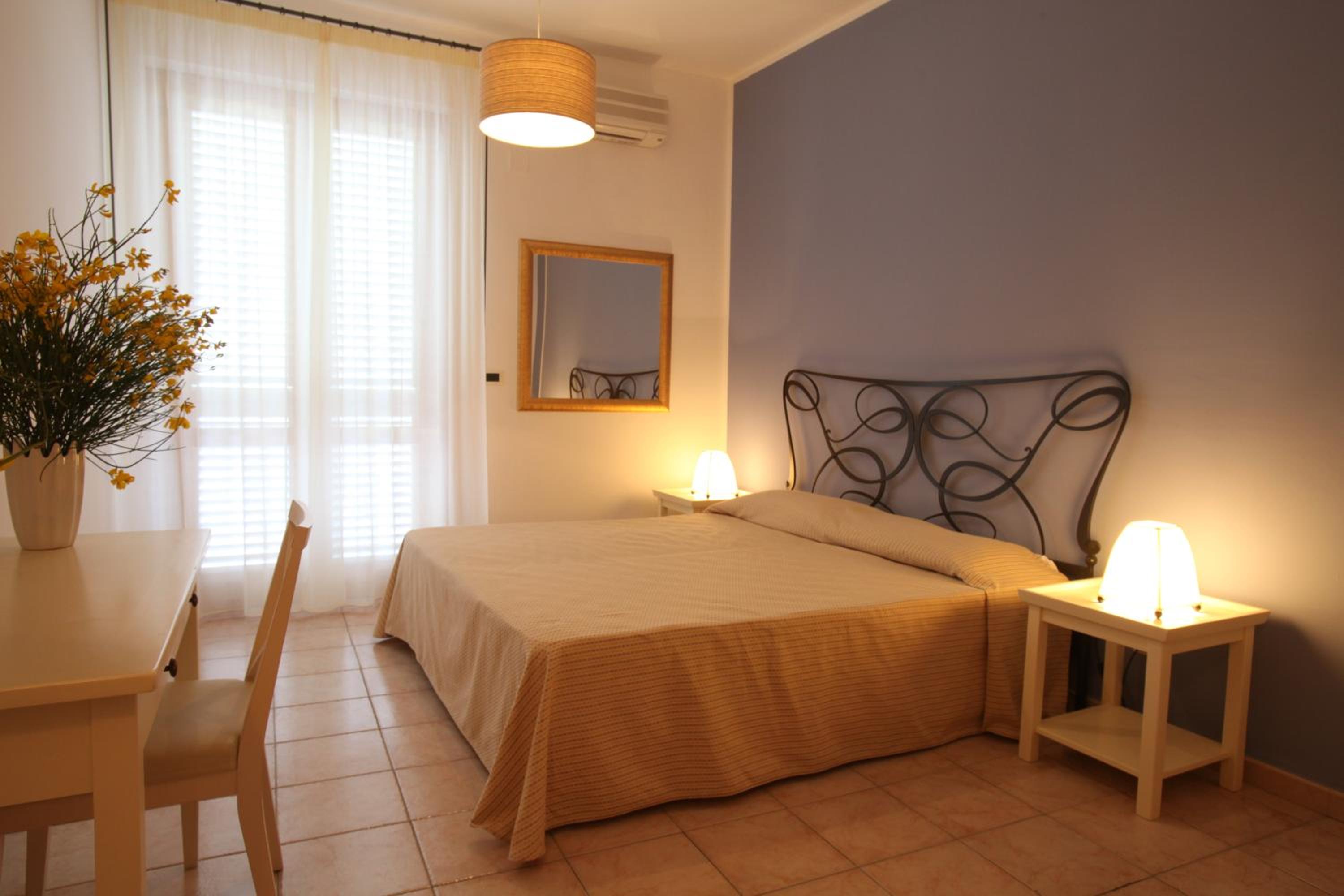 Double or Twin Room with Partial Sea View - Photo 7