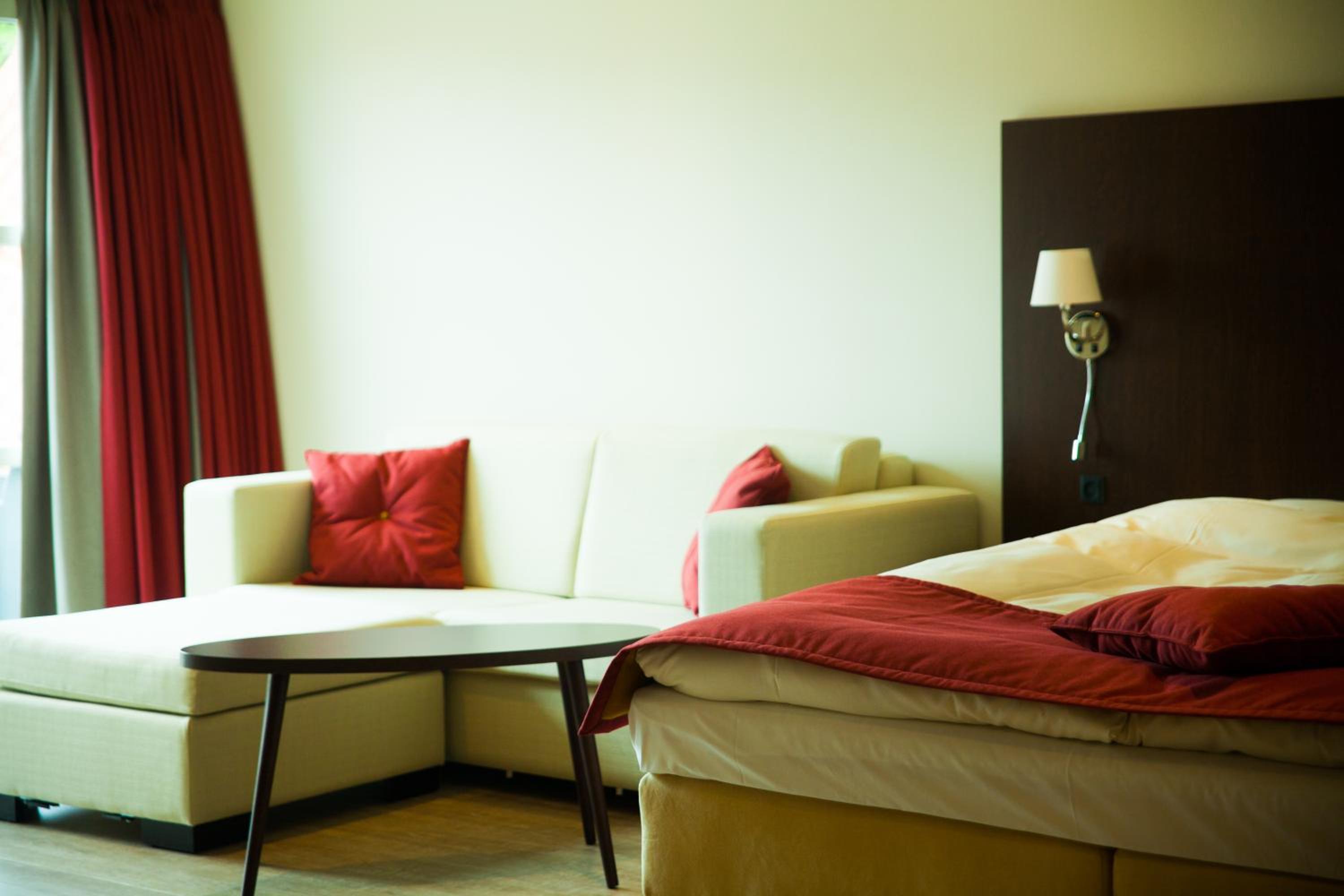 Superior Suite with Spa Bath - Photo 10