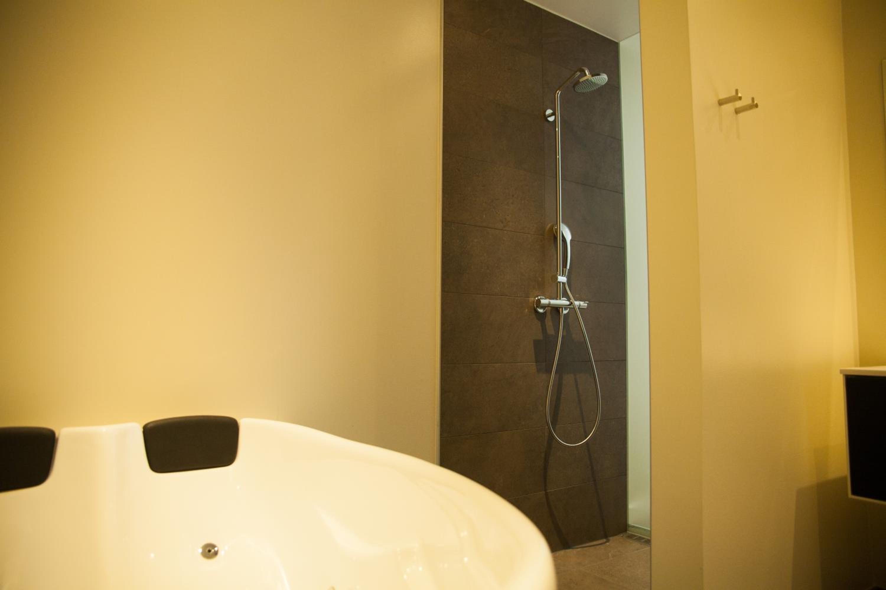 Superior Suite with Spa Bath - Photo 8