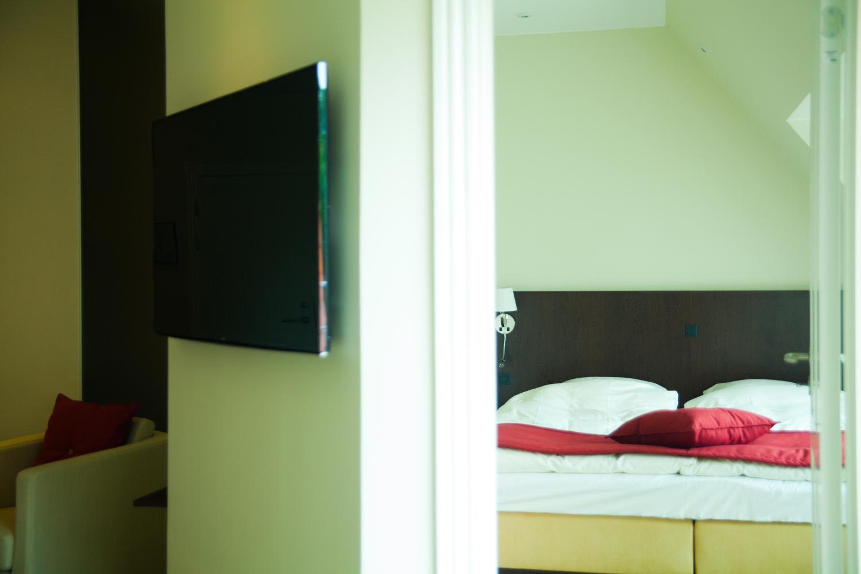 Superior Suite with Spa Bath - Photo 6