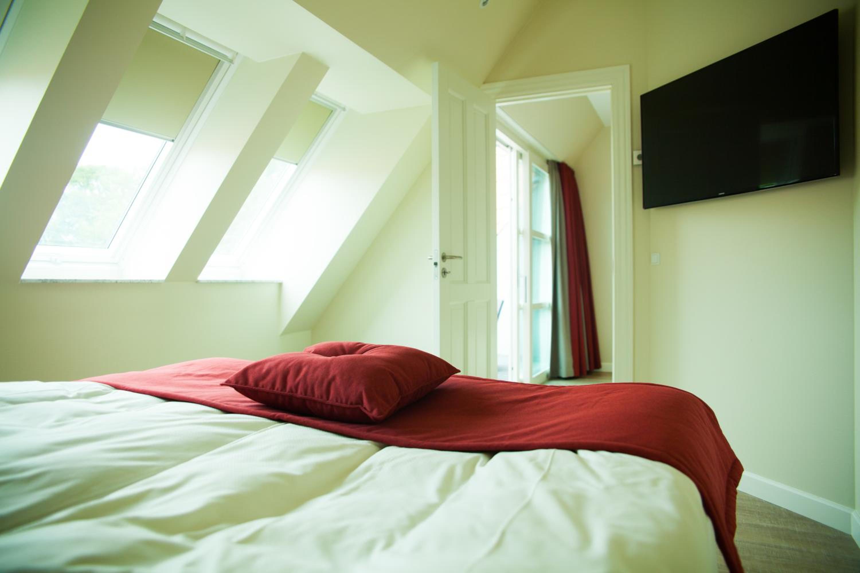 Superior Suite with Spa Bath - Photo 5