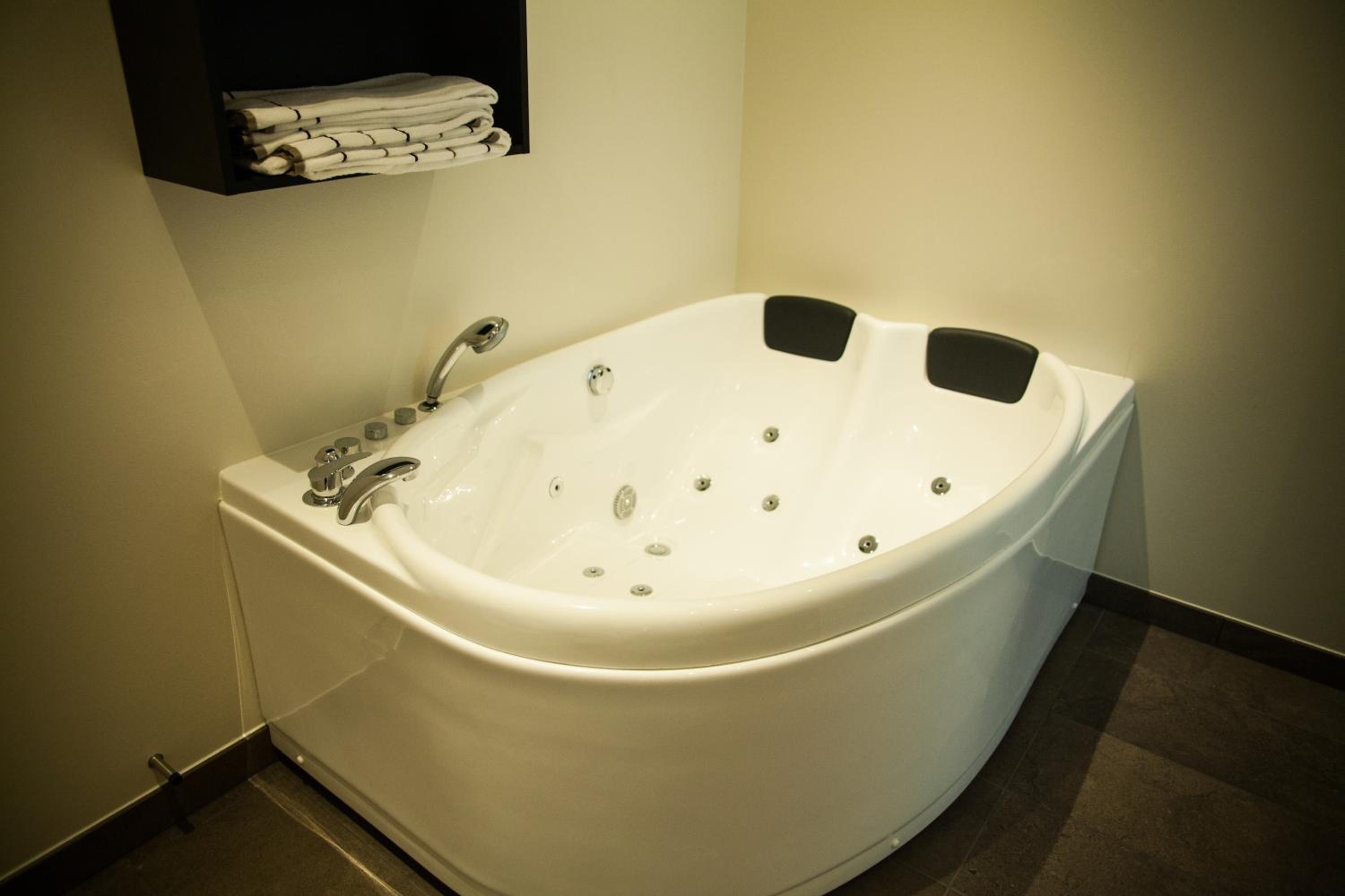Superior Suite with Spa Bath - Photo 7