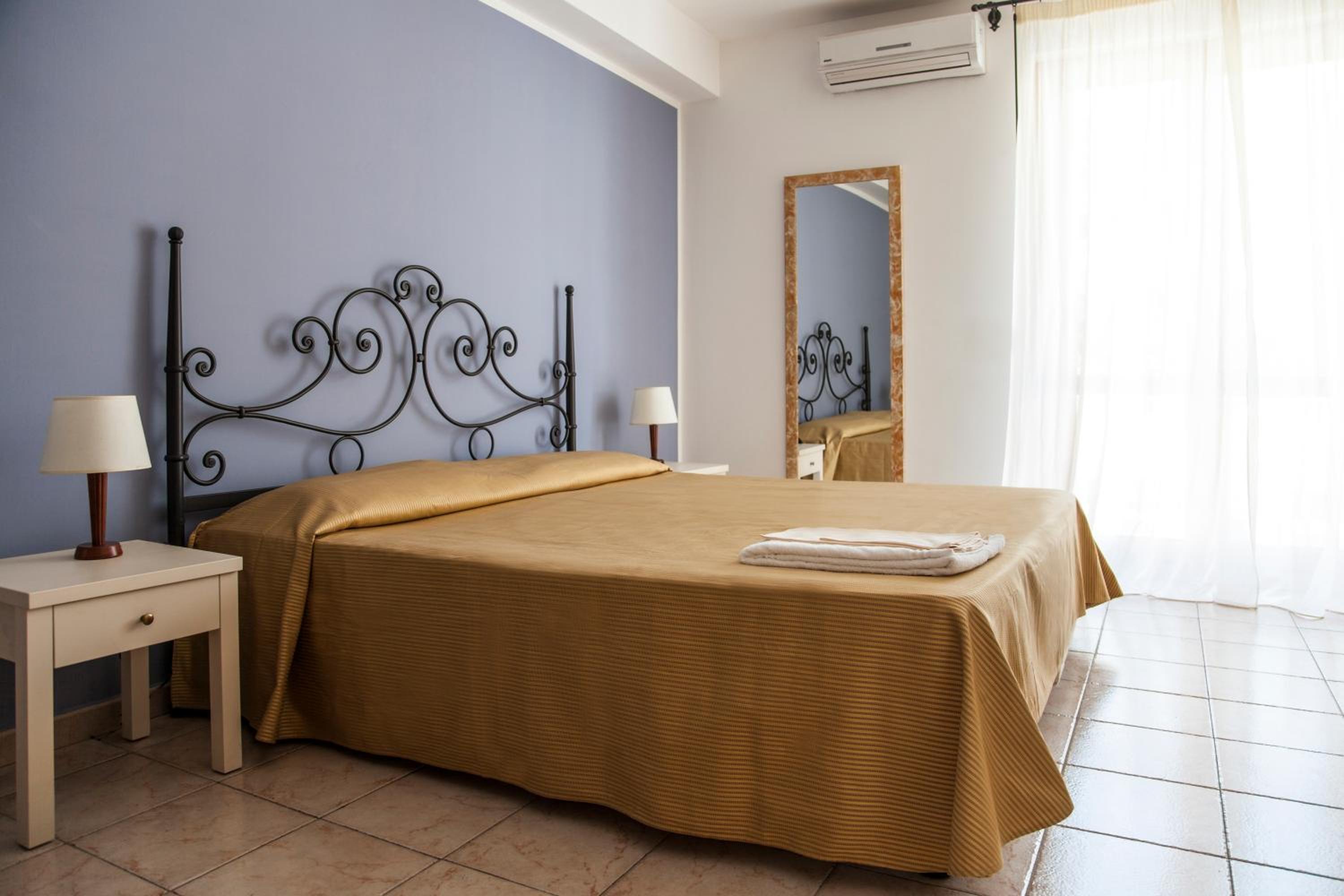 Double or Twin Room with Partial Sea View - Photo 1