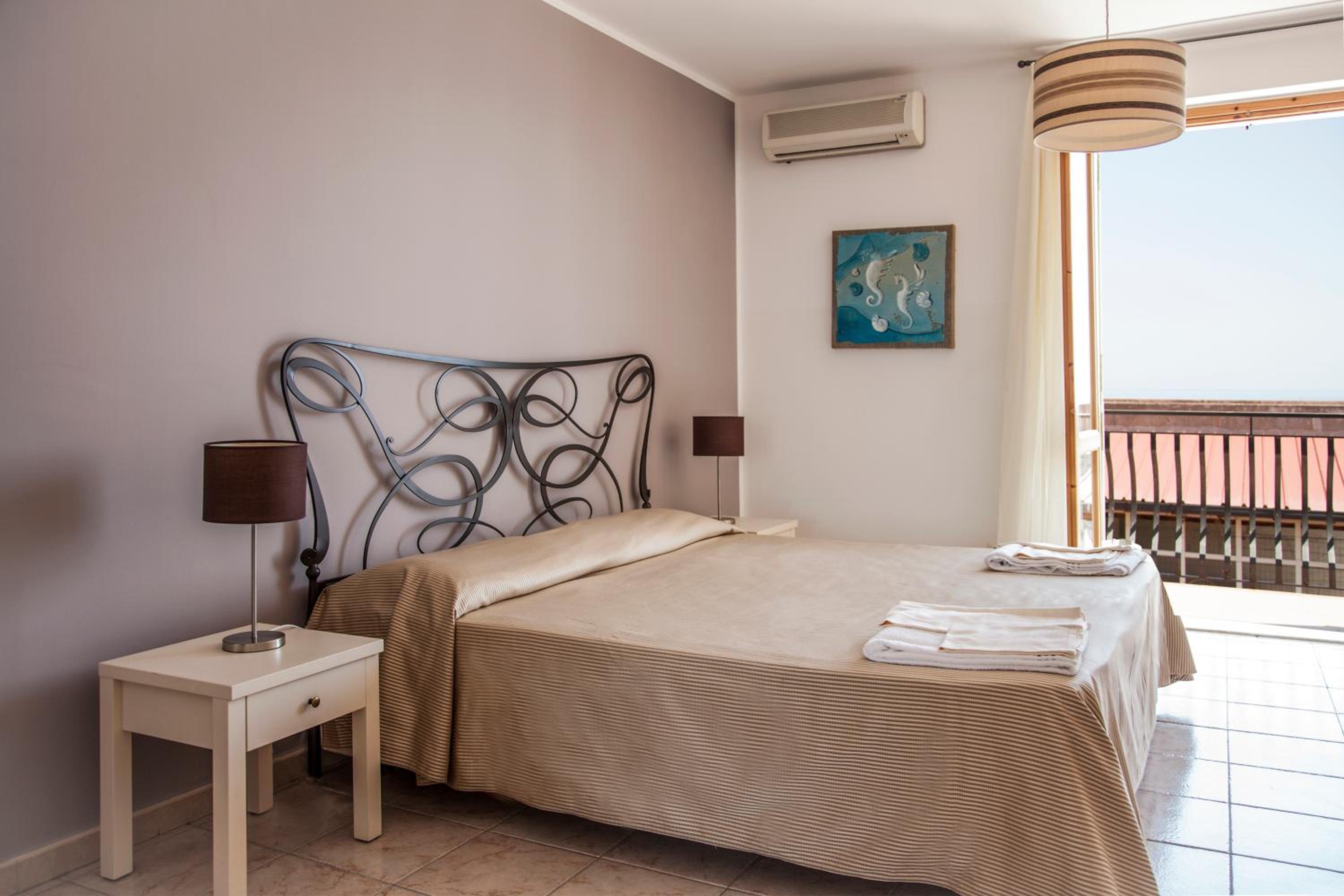 Double or Twin Room with Partial Sea View - Photo 5
