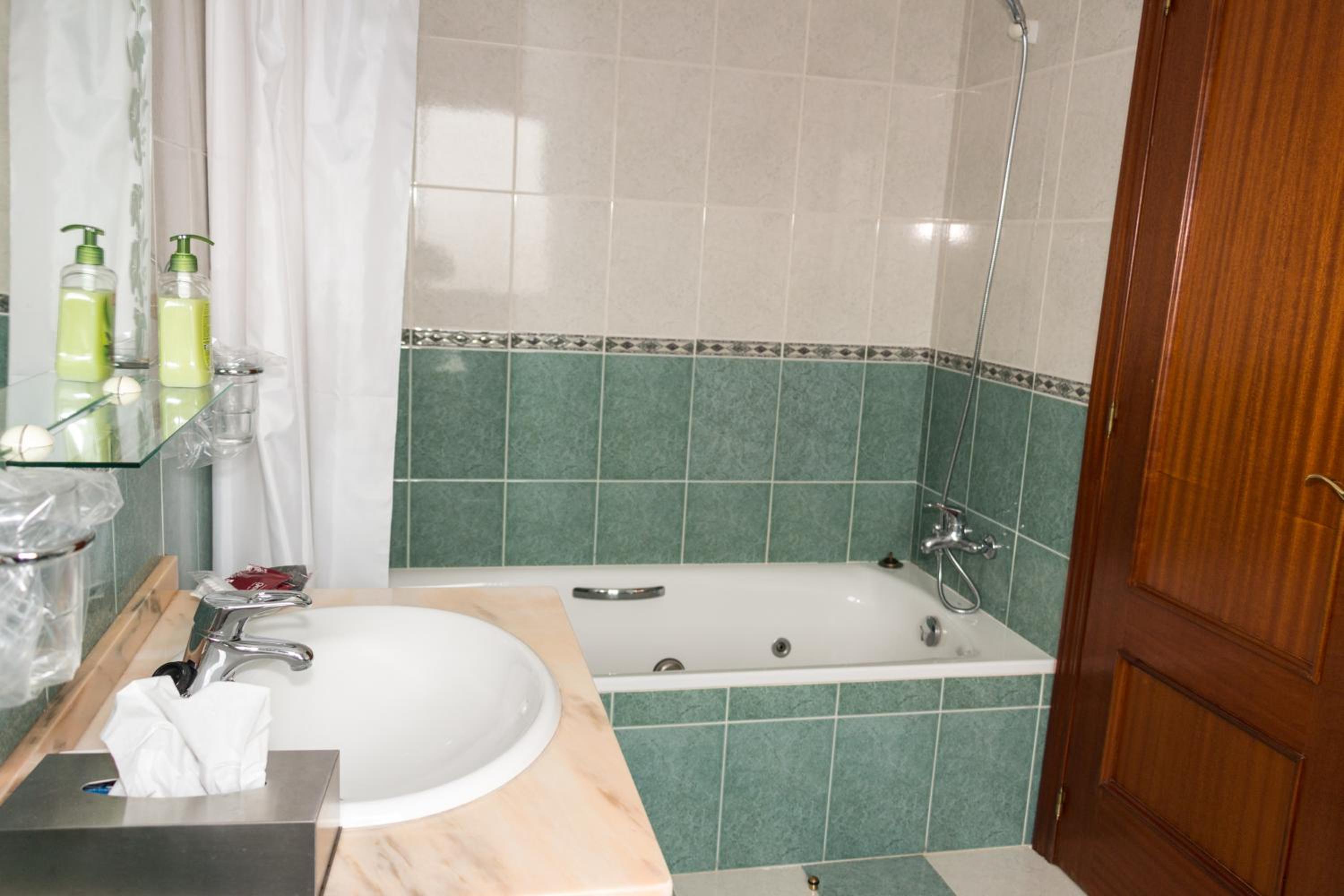Double Room with Spa Bath - Photo 2