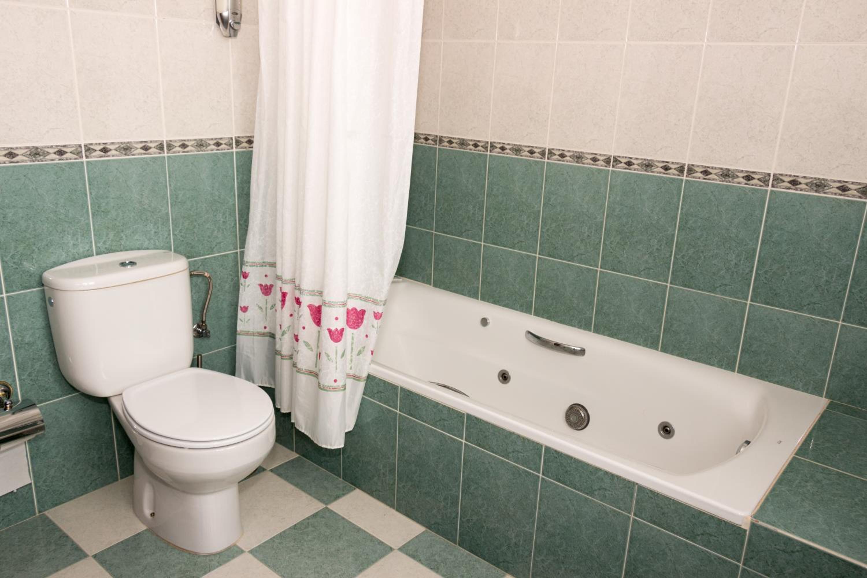 Double Room with Spa Bath - Photo 4