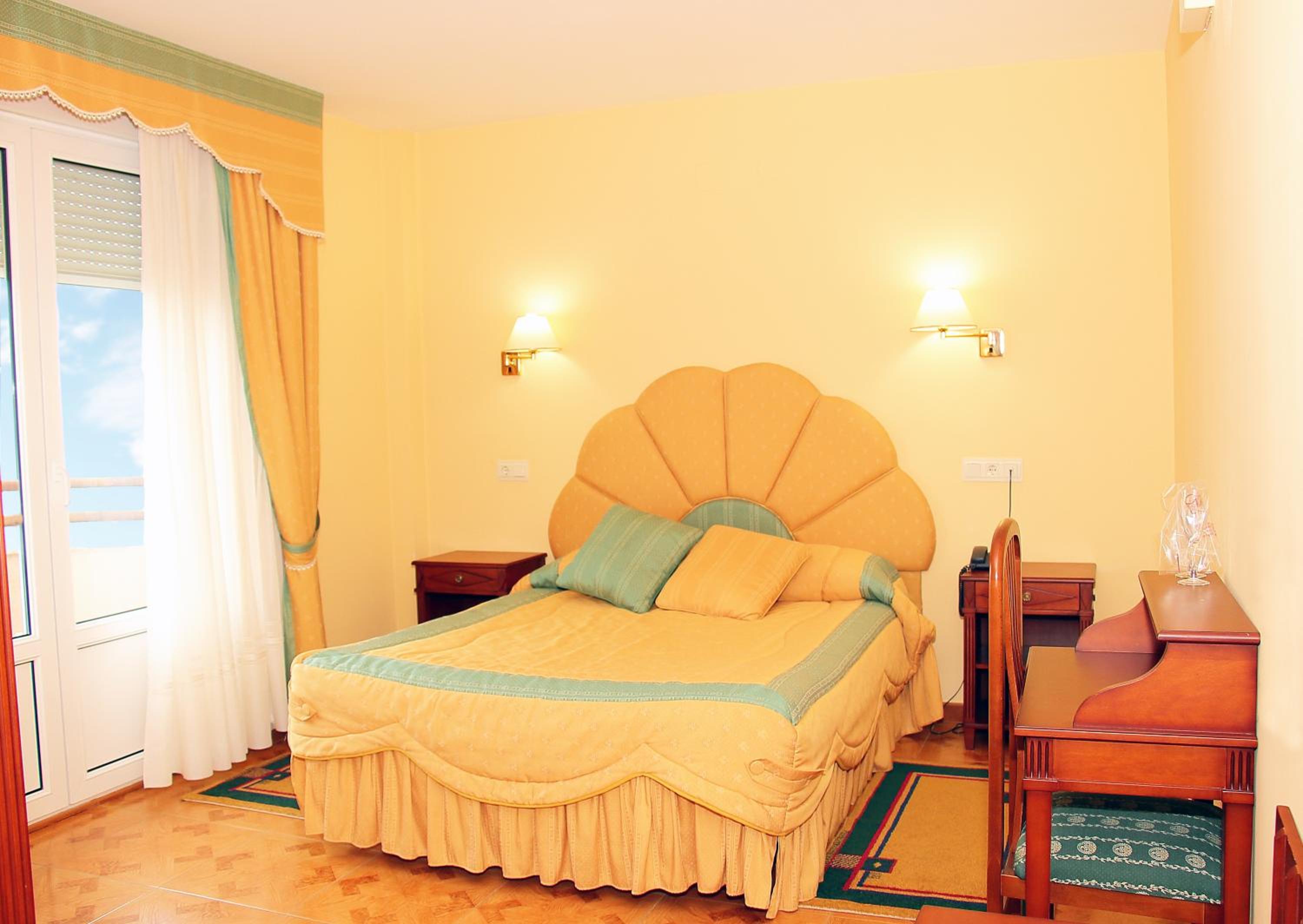 Double Room with Spa Bath - Photo 3