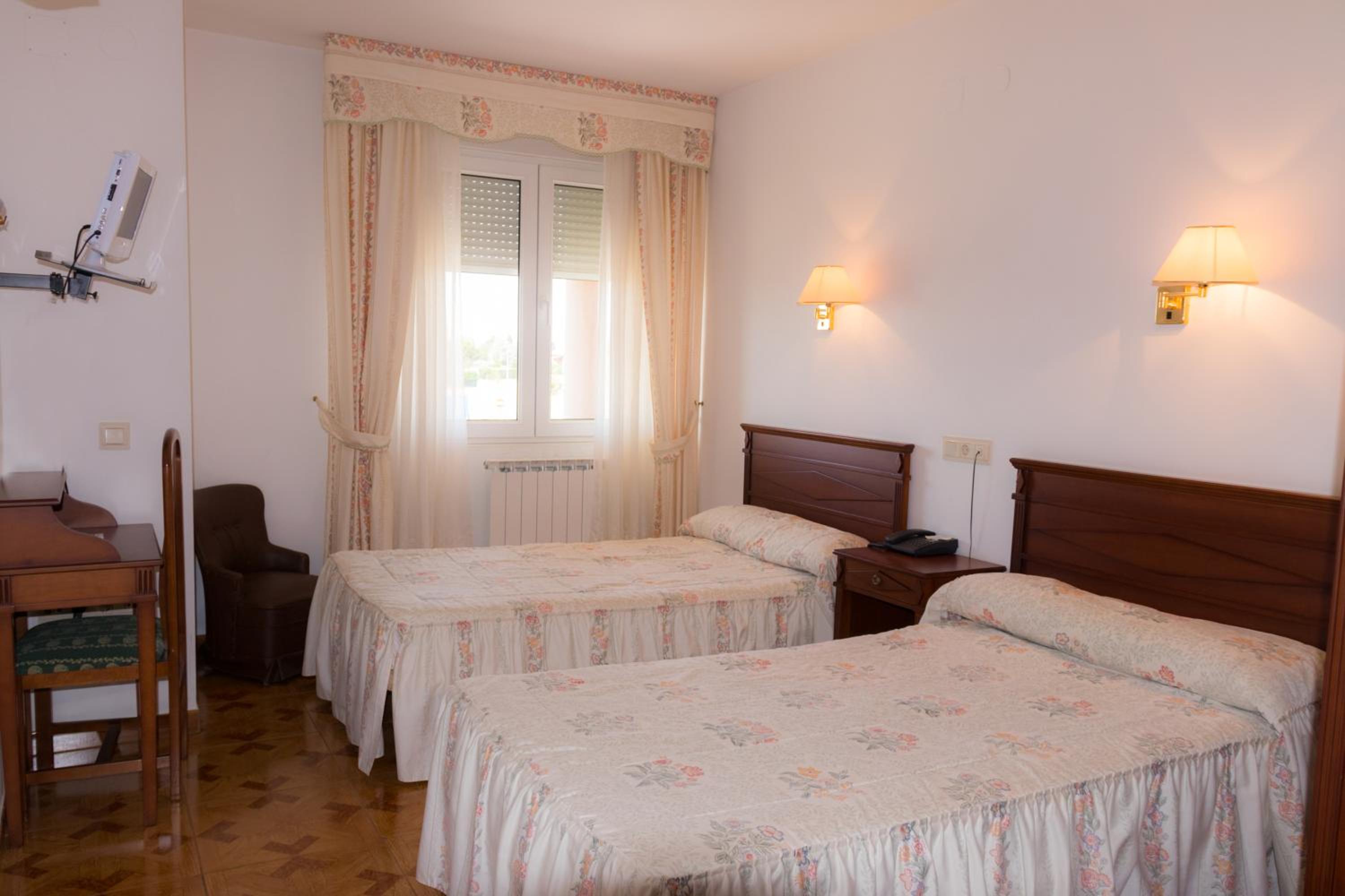 Twin Room - Photo 1