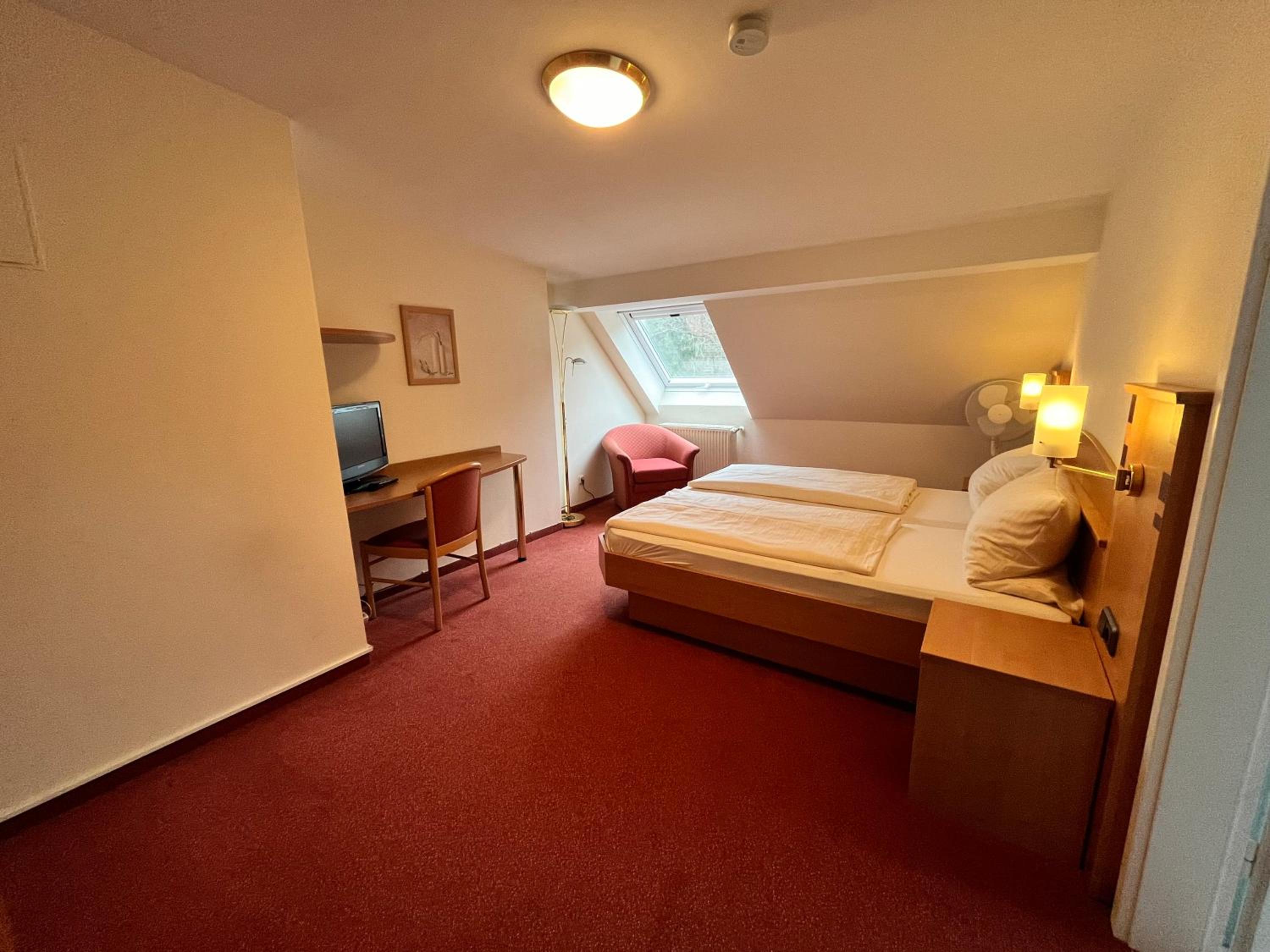 Budget Double Room photo 3