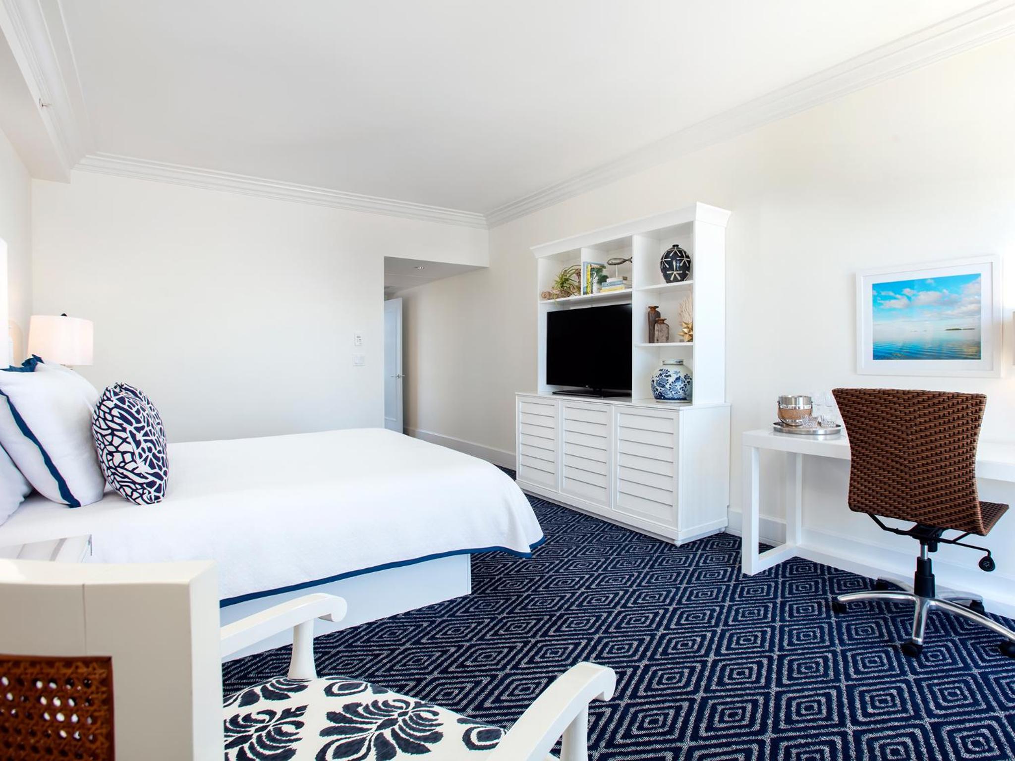 Accessible King Suite with Partial Ocean View and Balcony, photo 6