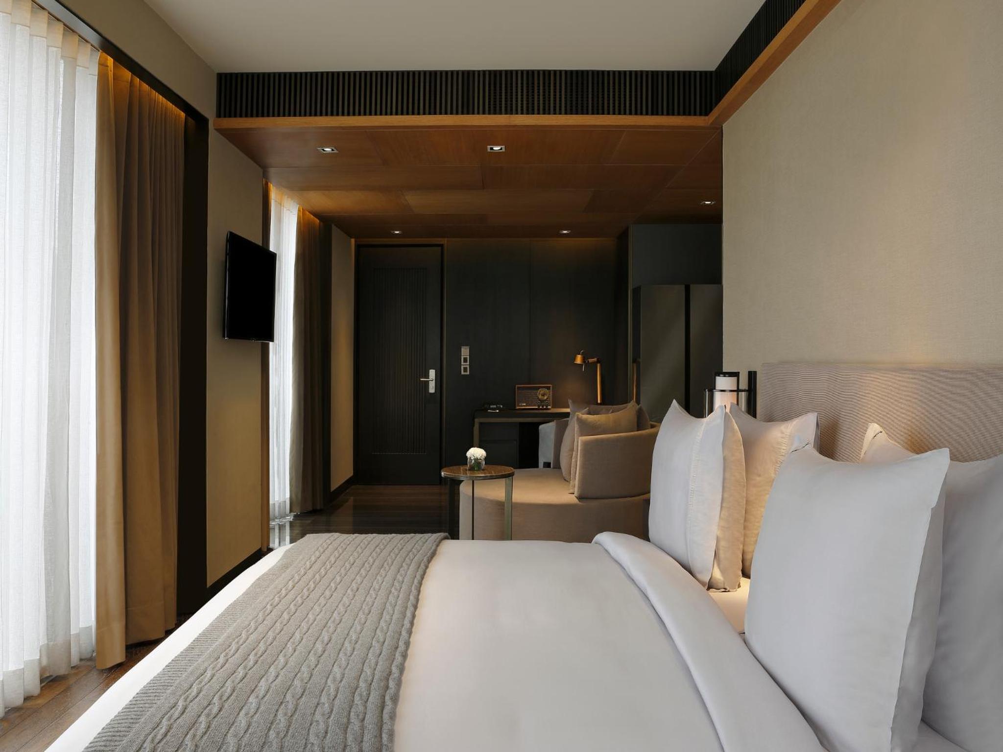 Panoramic Suite with Hi-Tea & Club Lounge Access, 15% Dis on Laundry, 2 way Airport Transfer, Floor Butler Service