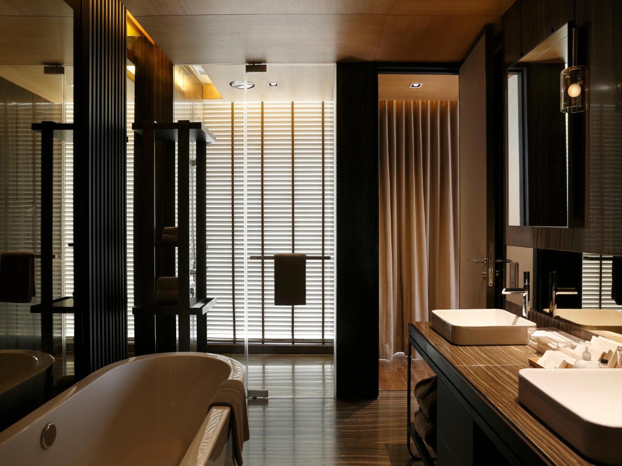Panoramic Suite with Hi-Tea & Club Lounge Access, 15% Dis on Laundry, 2 way Airport Transfer, Floor Butler Service