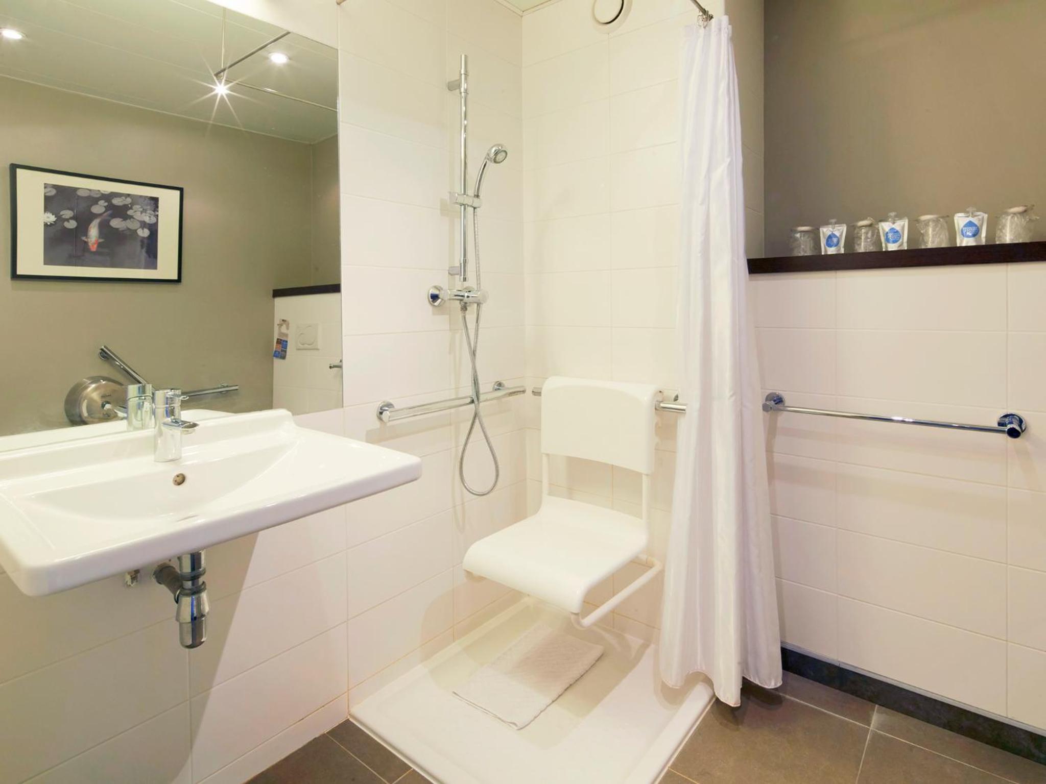 Standard Room - 1 Double Bed 2 Single Beds - Photo 4