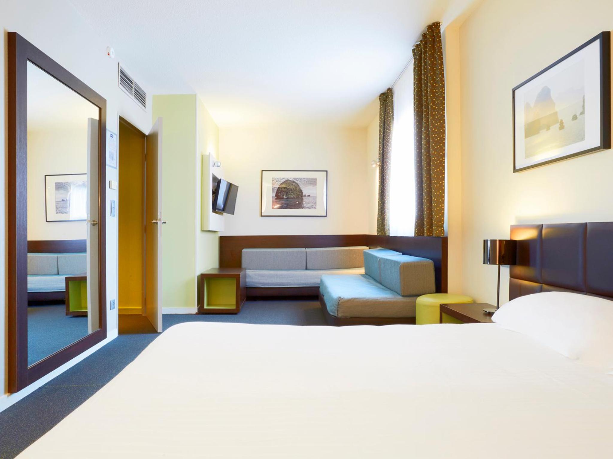 Standard Room - 1 Double Bed 2 Single Beds - Photo 1