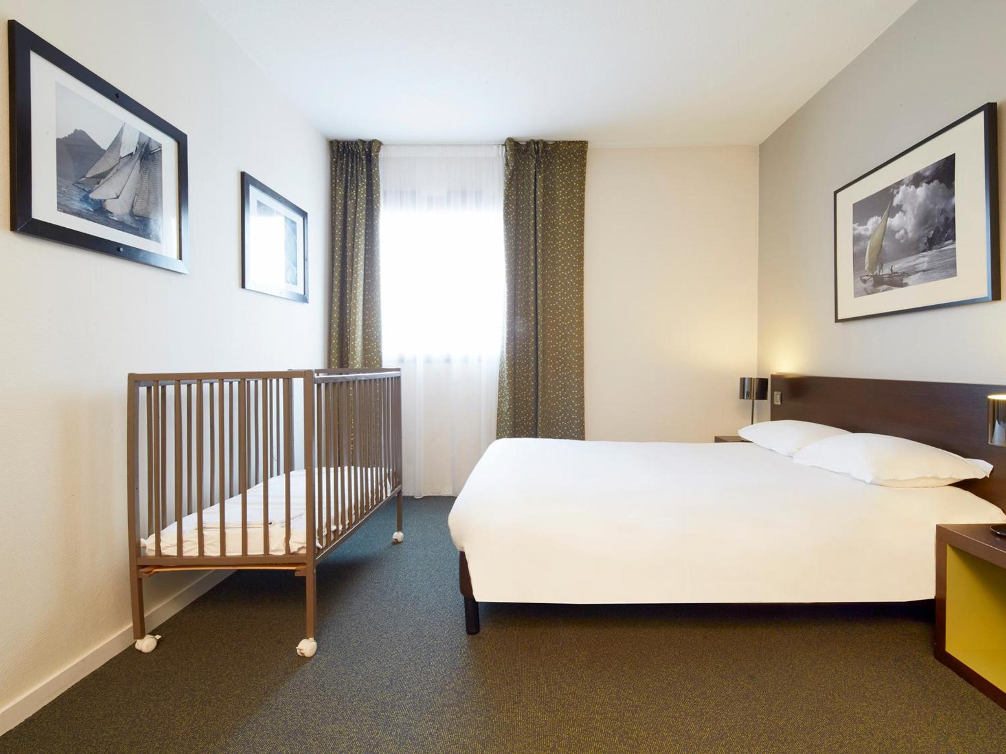 Standard Room - 1 Double Bed 2 Single Beds - Photo 3