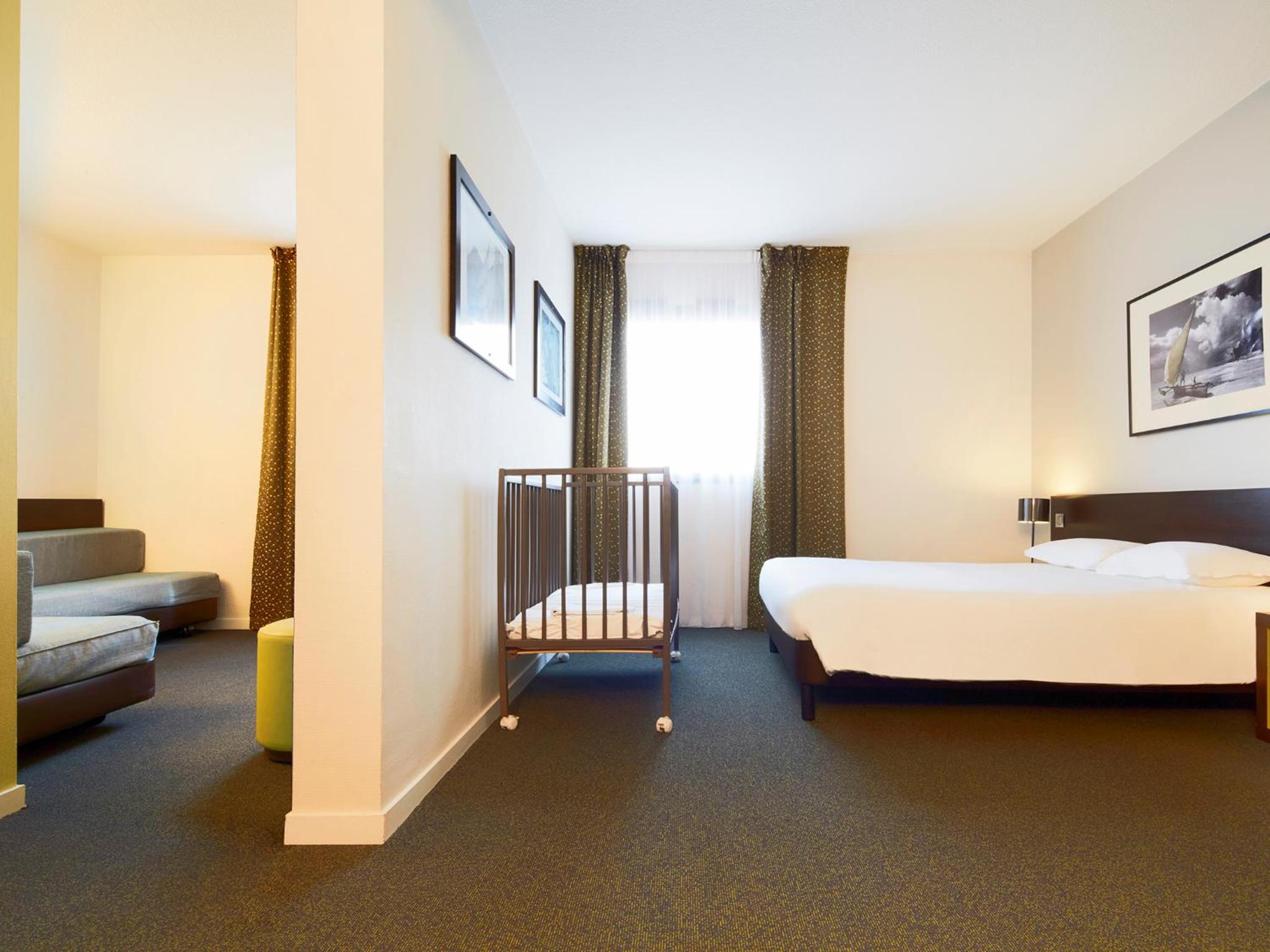 Standard Room - 1 Double Bed 2 Single Beds - Photo 2