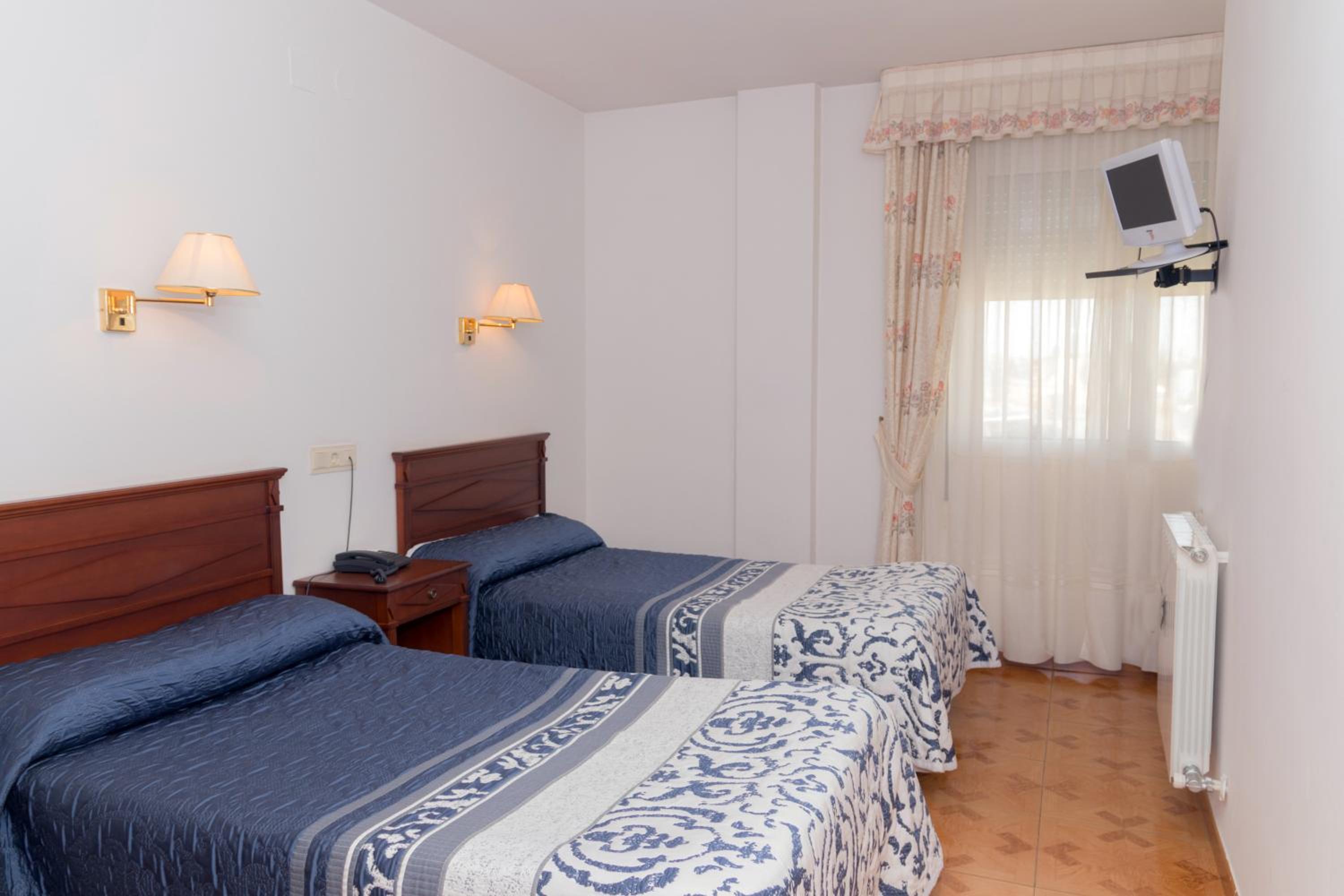 Twin Room - Photo 2
