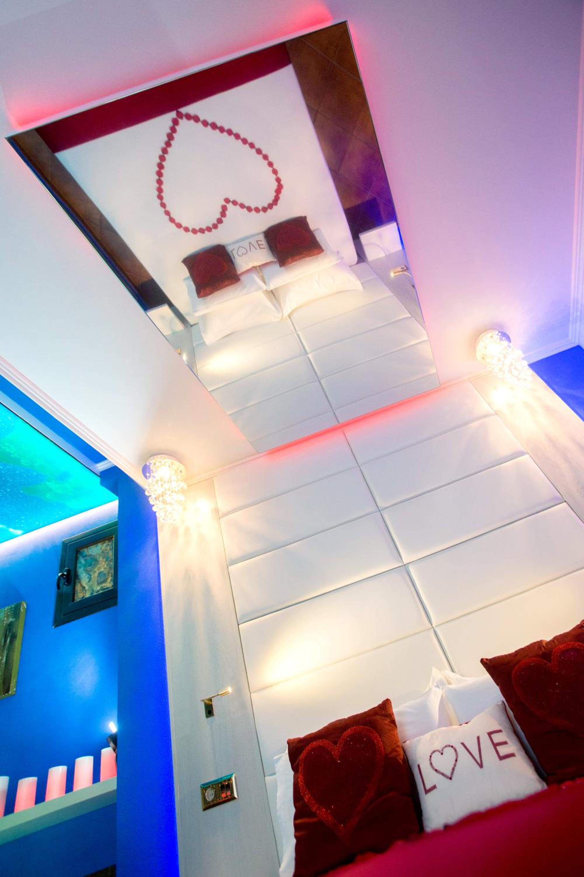 Two-Bedroom House (2-6 Adults) - Photo 37