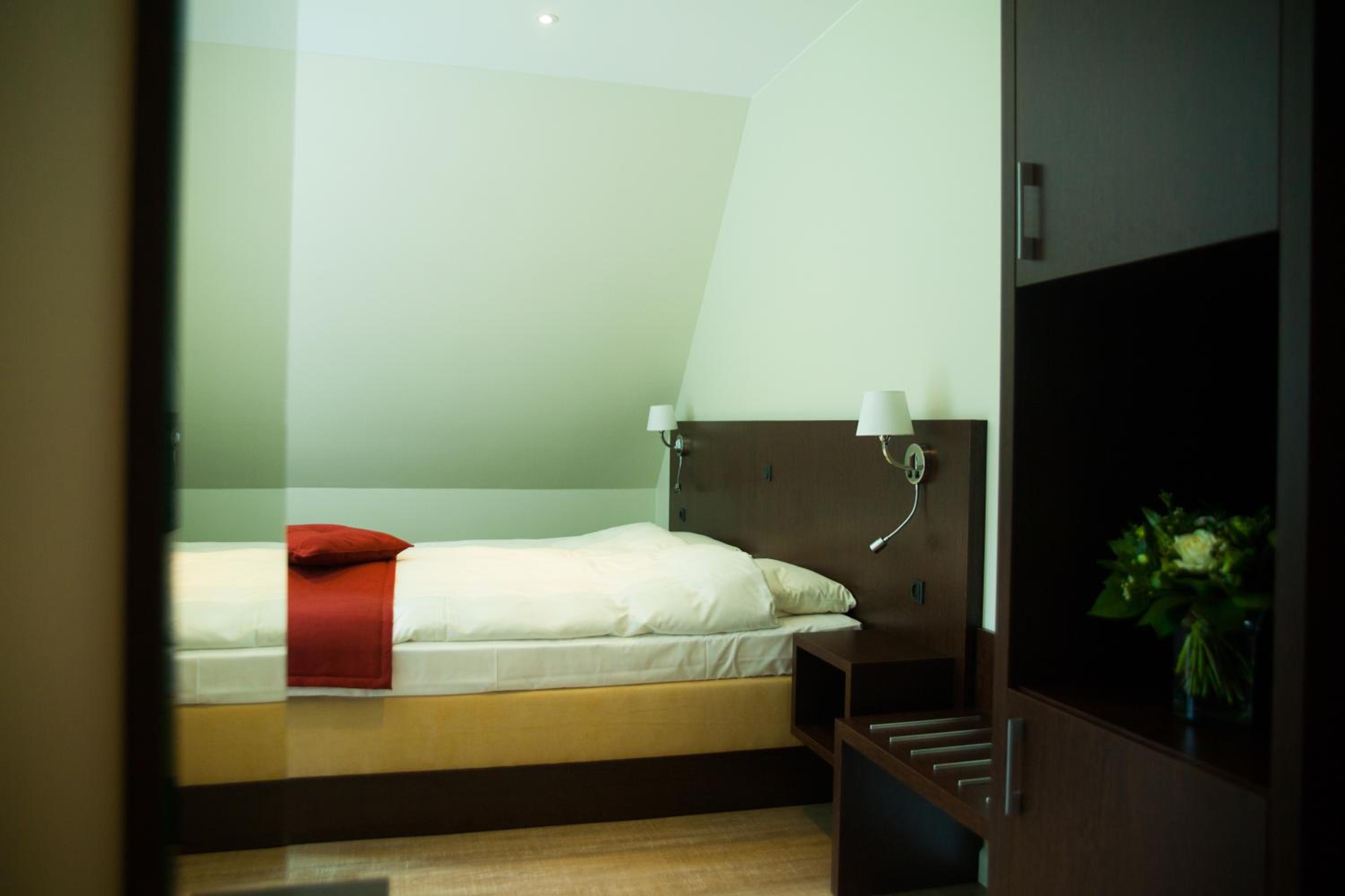 Superior Double or Twin Room with Spa Bath - Photo 7