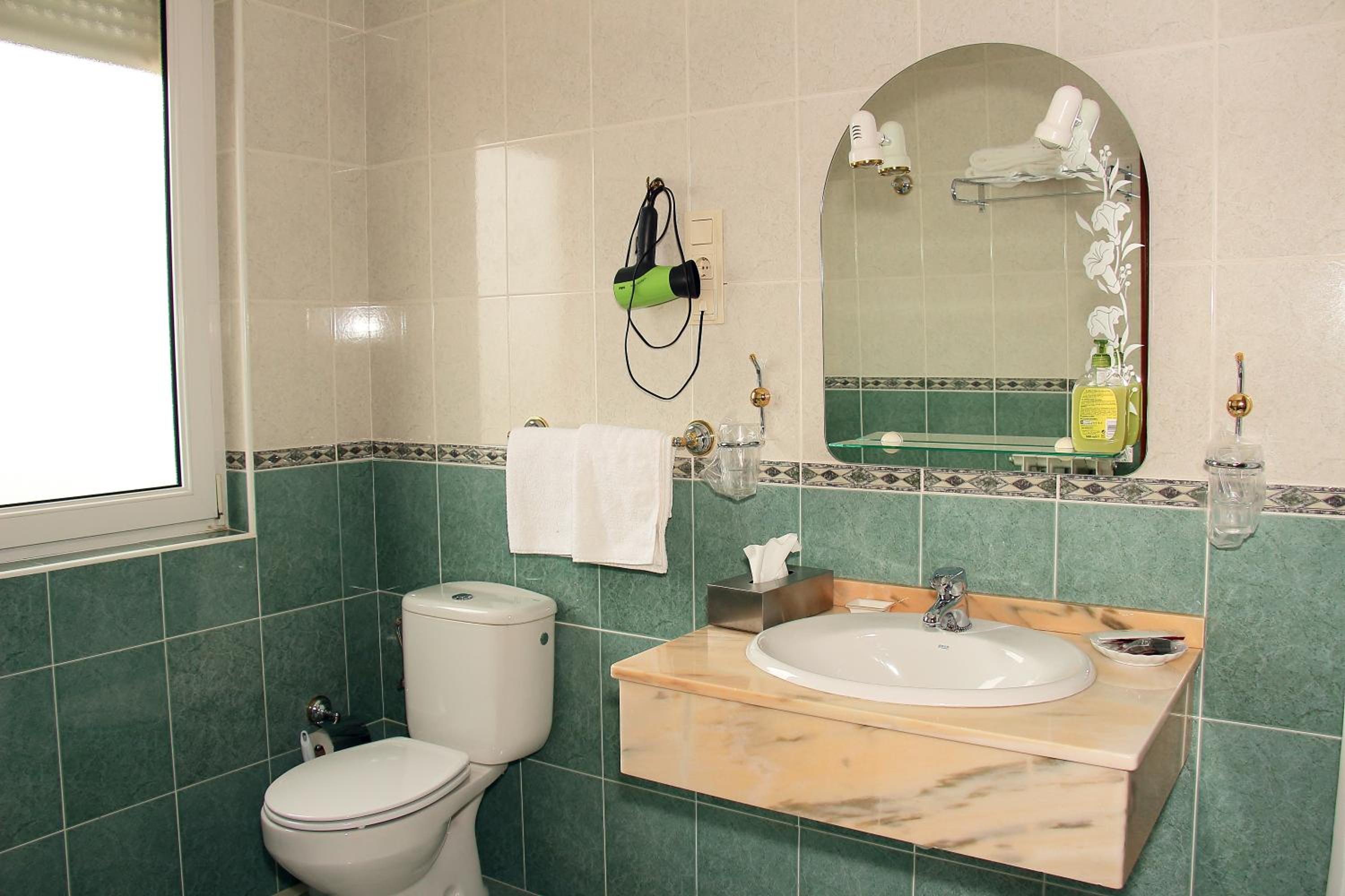 Double Room with Spa Bath - Photo 6