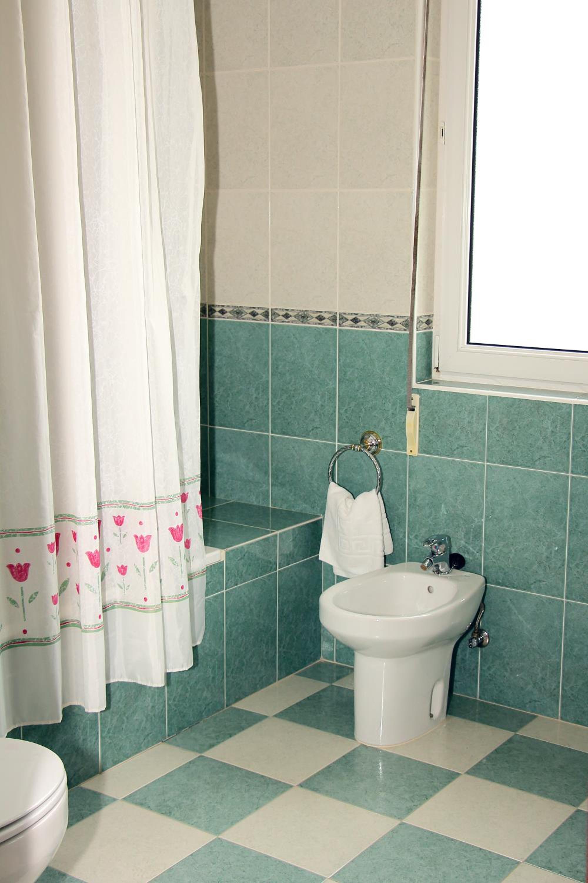 Double Room with Spa Bath - Photo 5