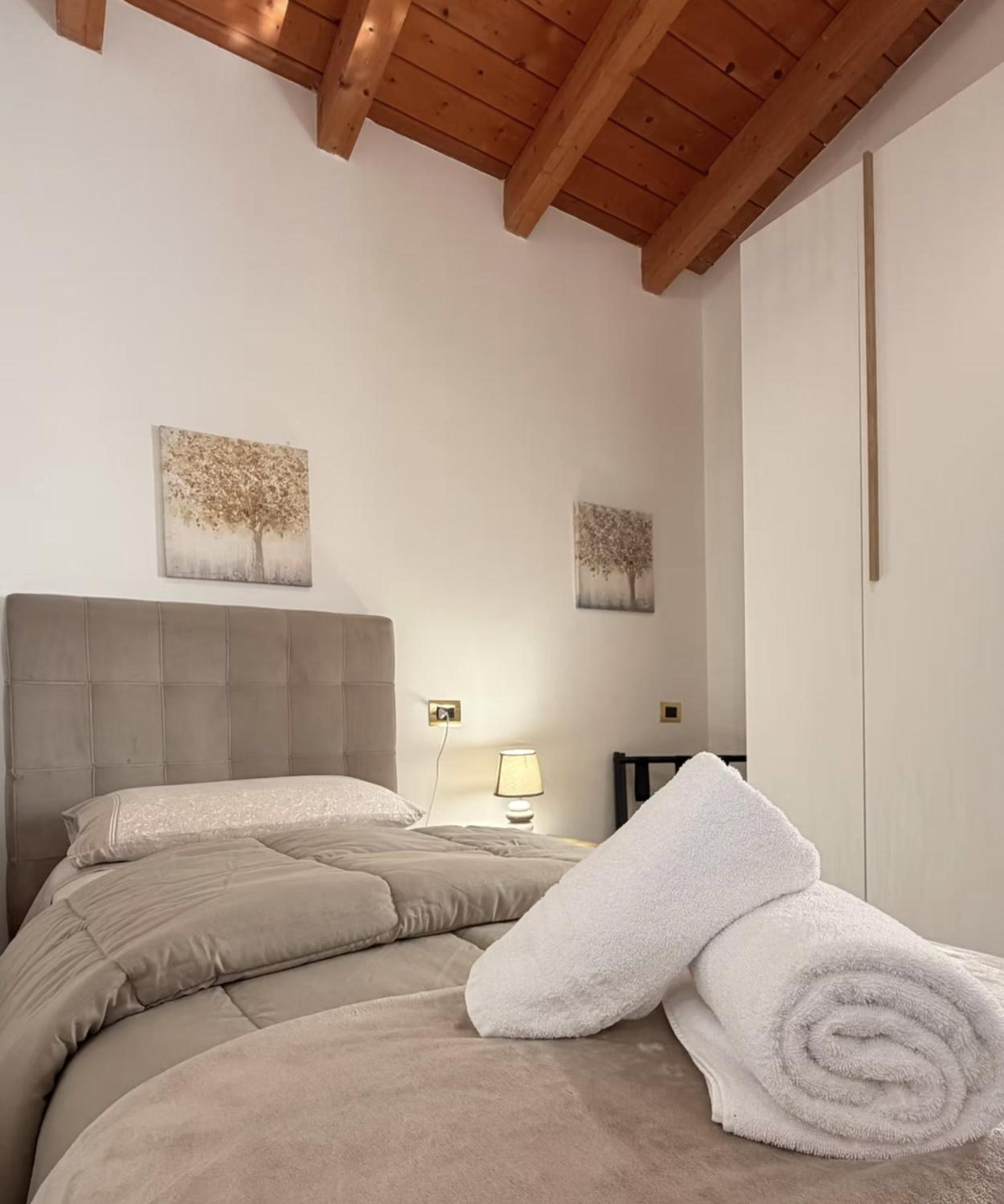 Single Room with Private Bathroom photo 1