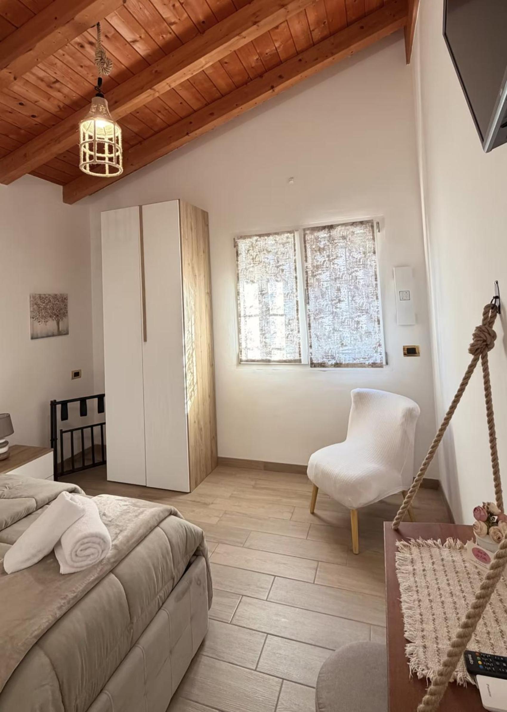 Single Room with Private Bathroom photo 2