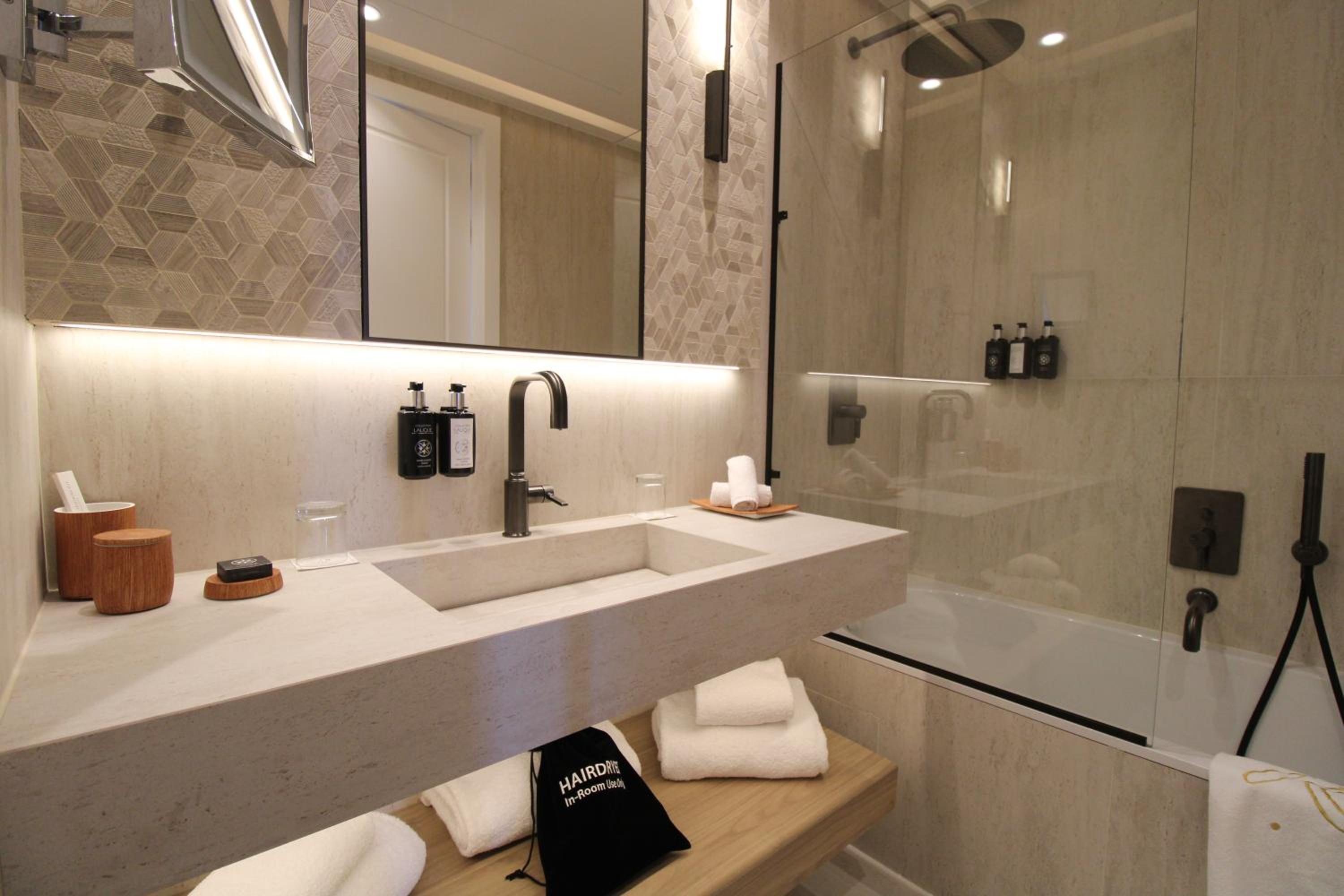 Prestige bay view room at Hotel Royal-Riviera