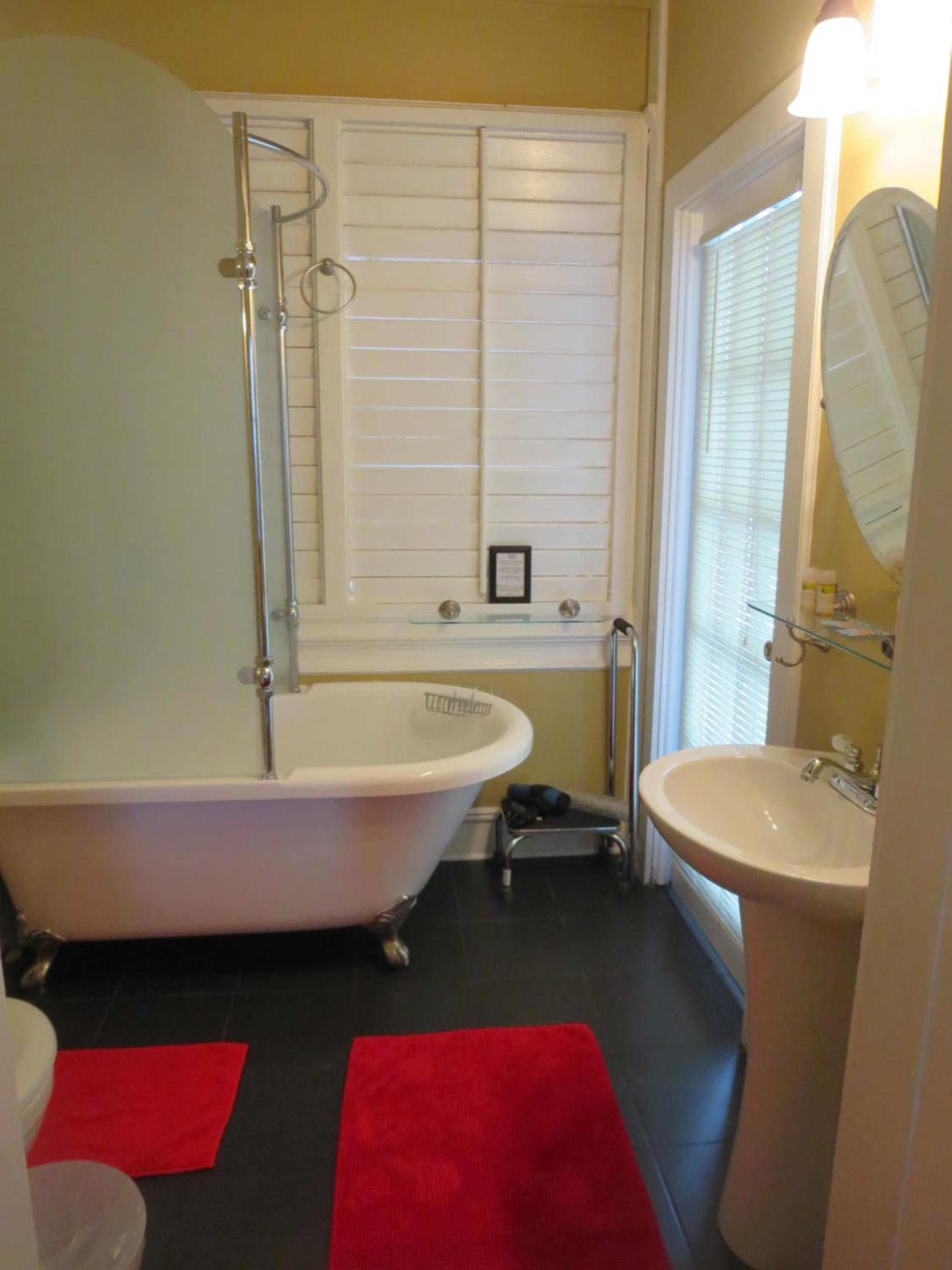 Queen Room photo 2