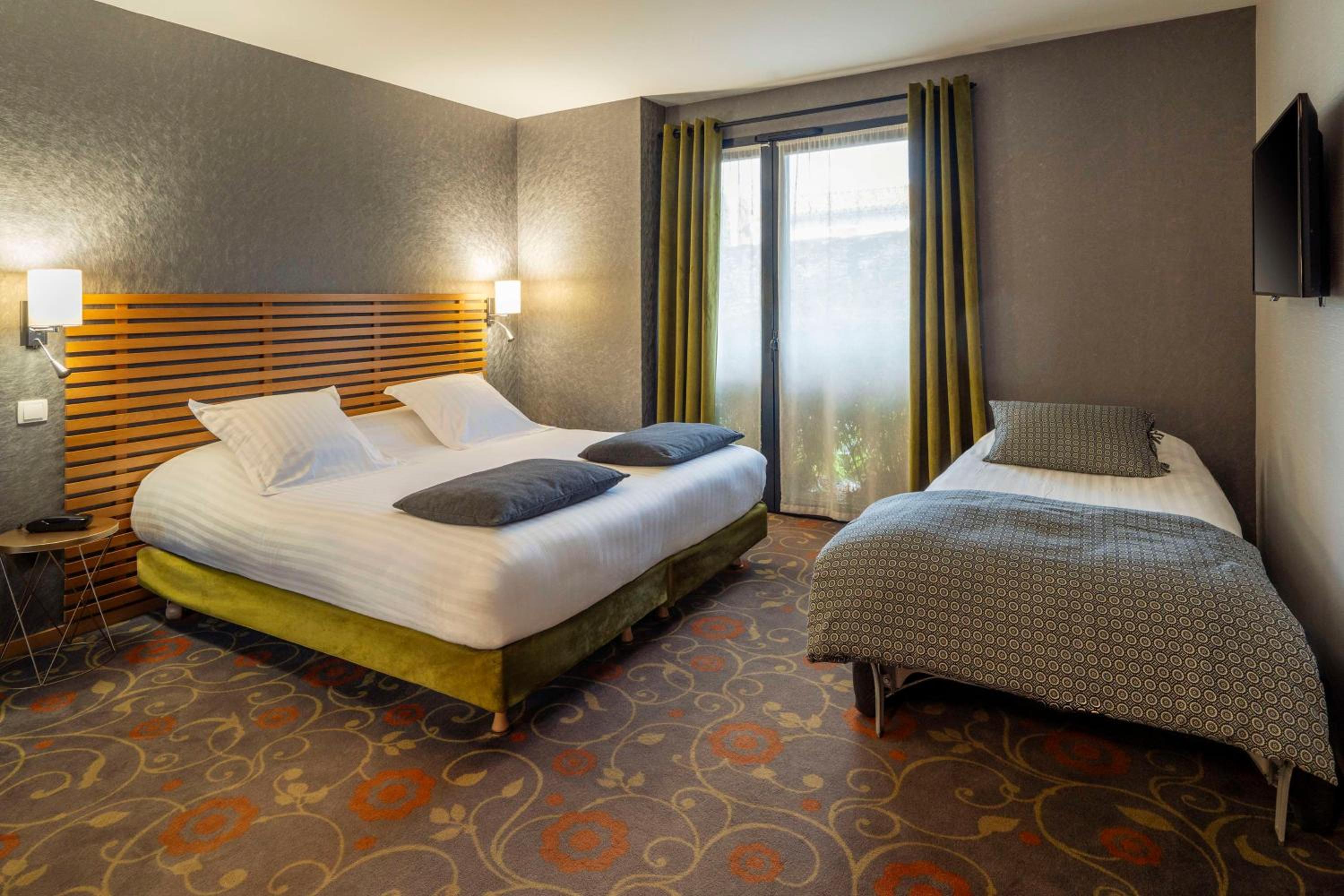 Comfort Queen Room with Sofa Bed - Non-Smoking photo 1