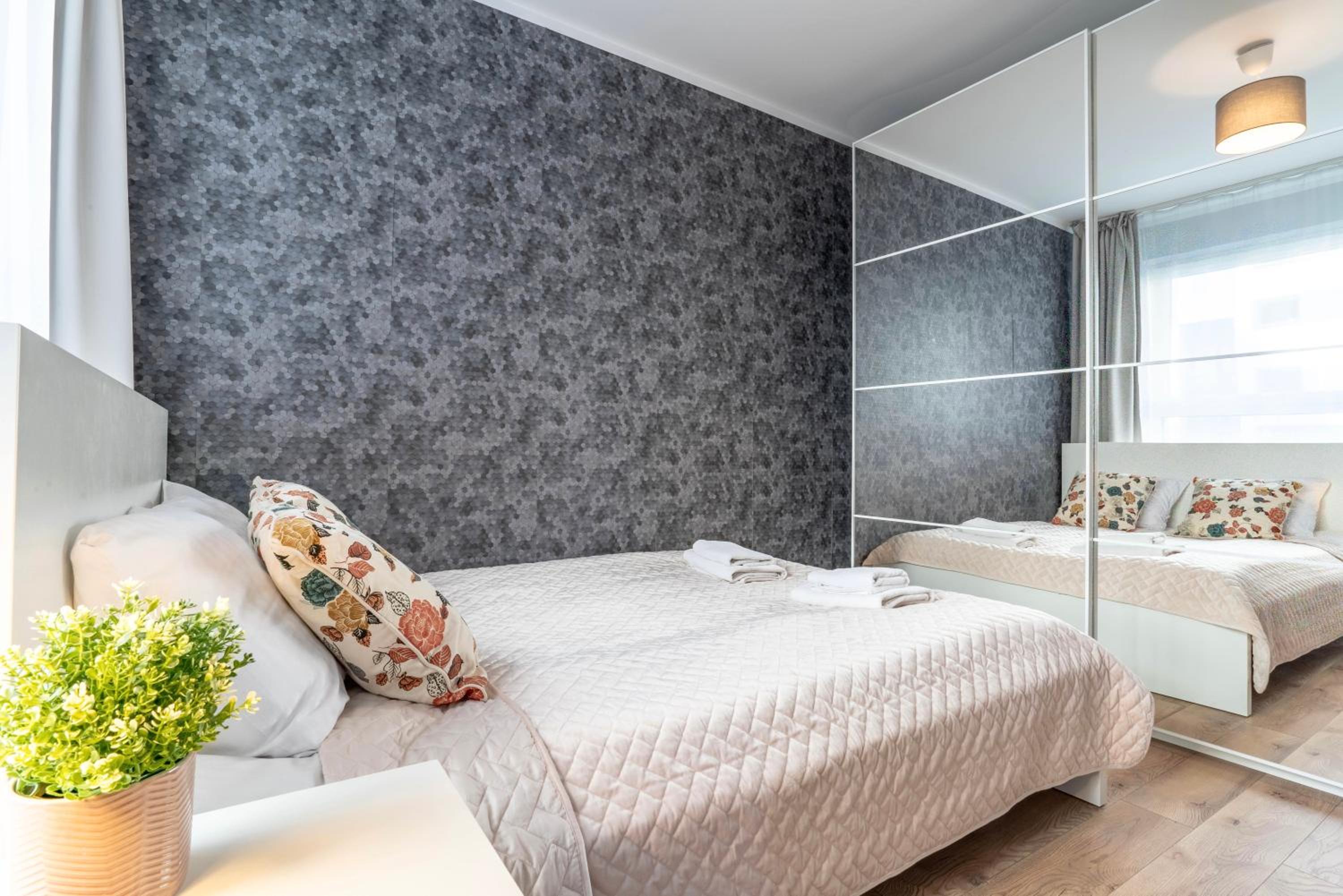 Apartament z 1 sypialnią i balkonem - 12b