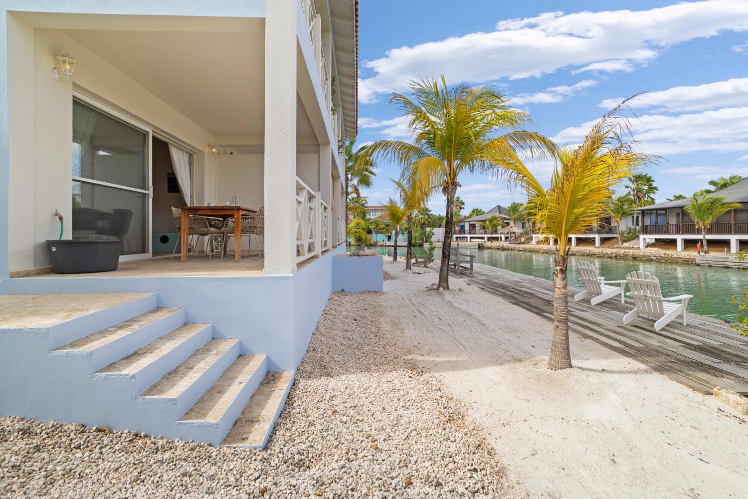 One-Bedroom Apartment with Balcony and Water View photo 3