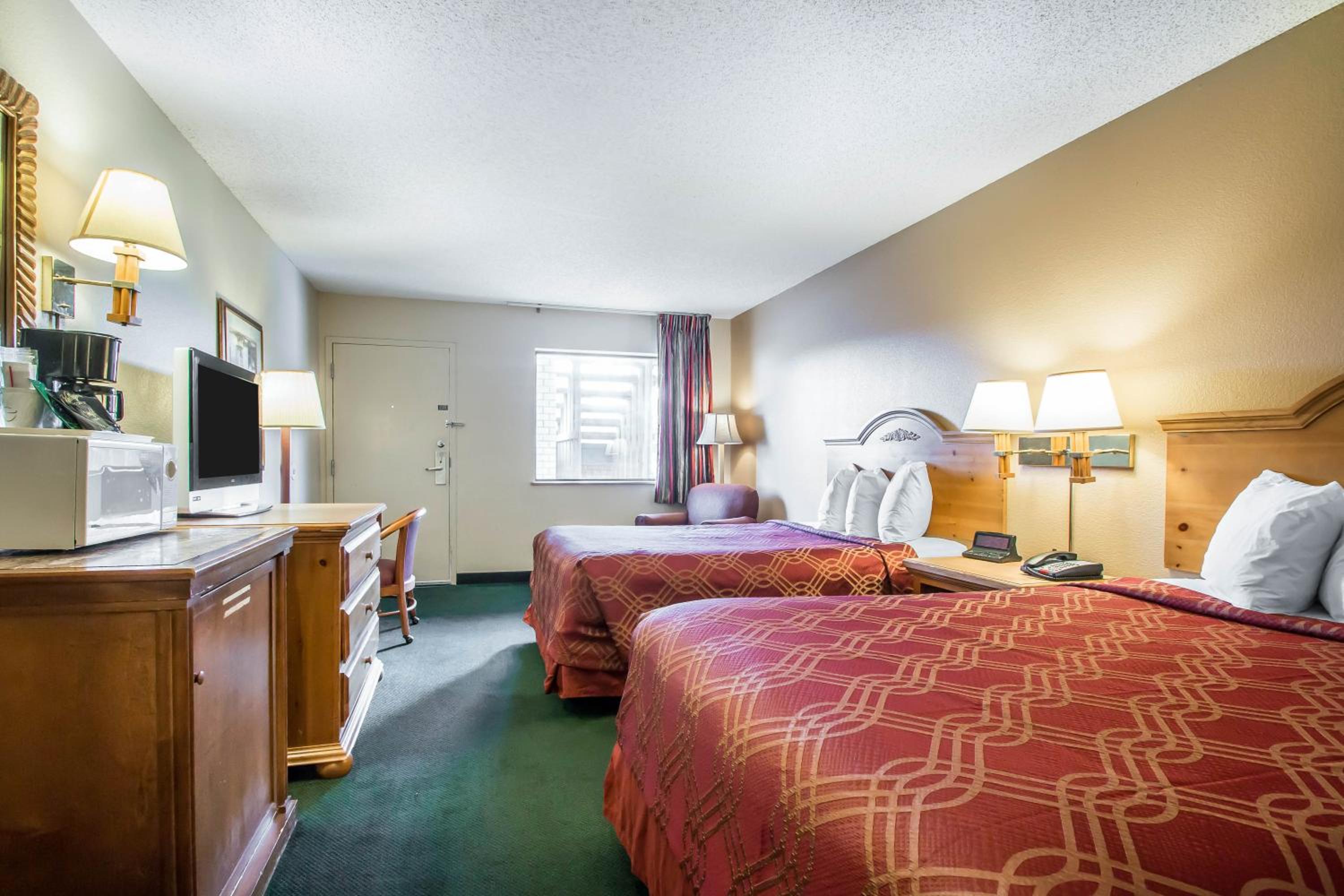 Double Room with Two Double Beds - Smoking - Photo 4