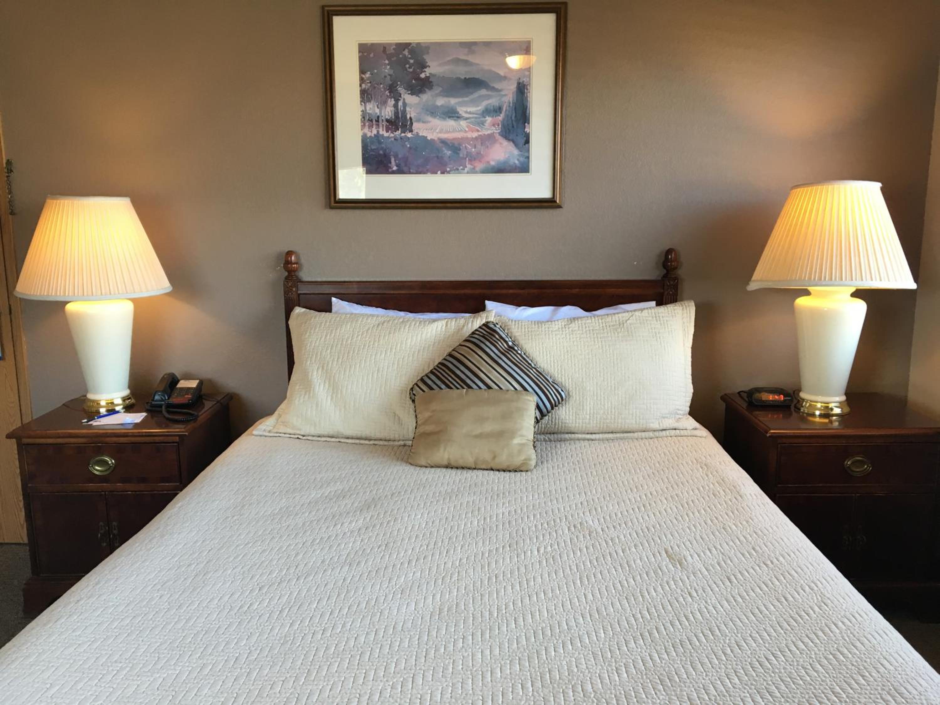 Queen Room with Two Queen Beds - Non-Smoking - Photo 5