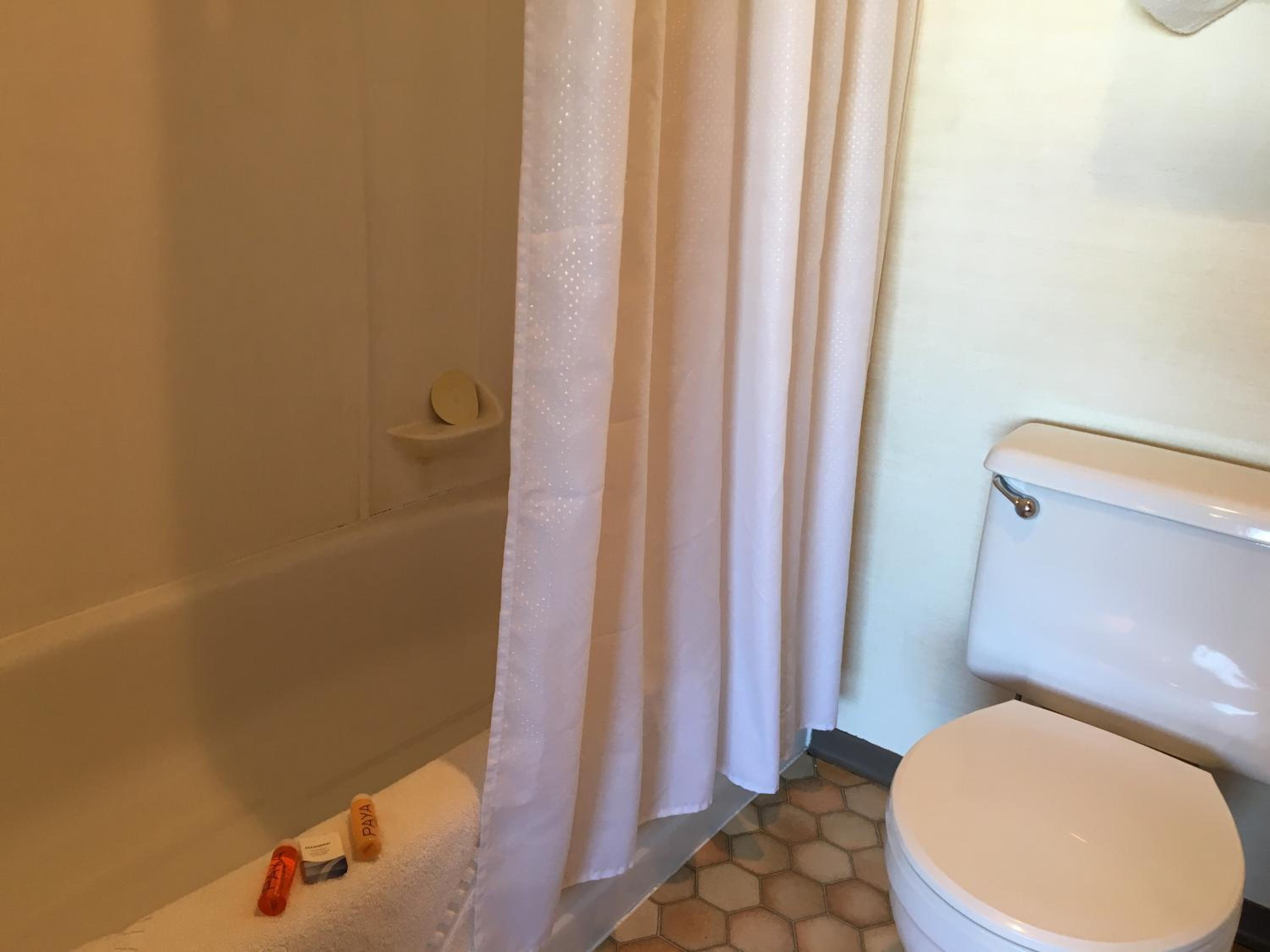 Queen Room with Two Queen Beds - Non-Smoking - Photo 8