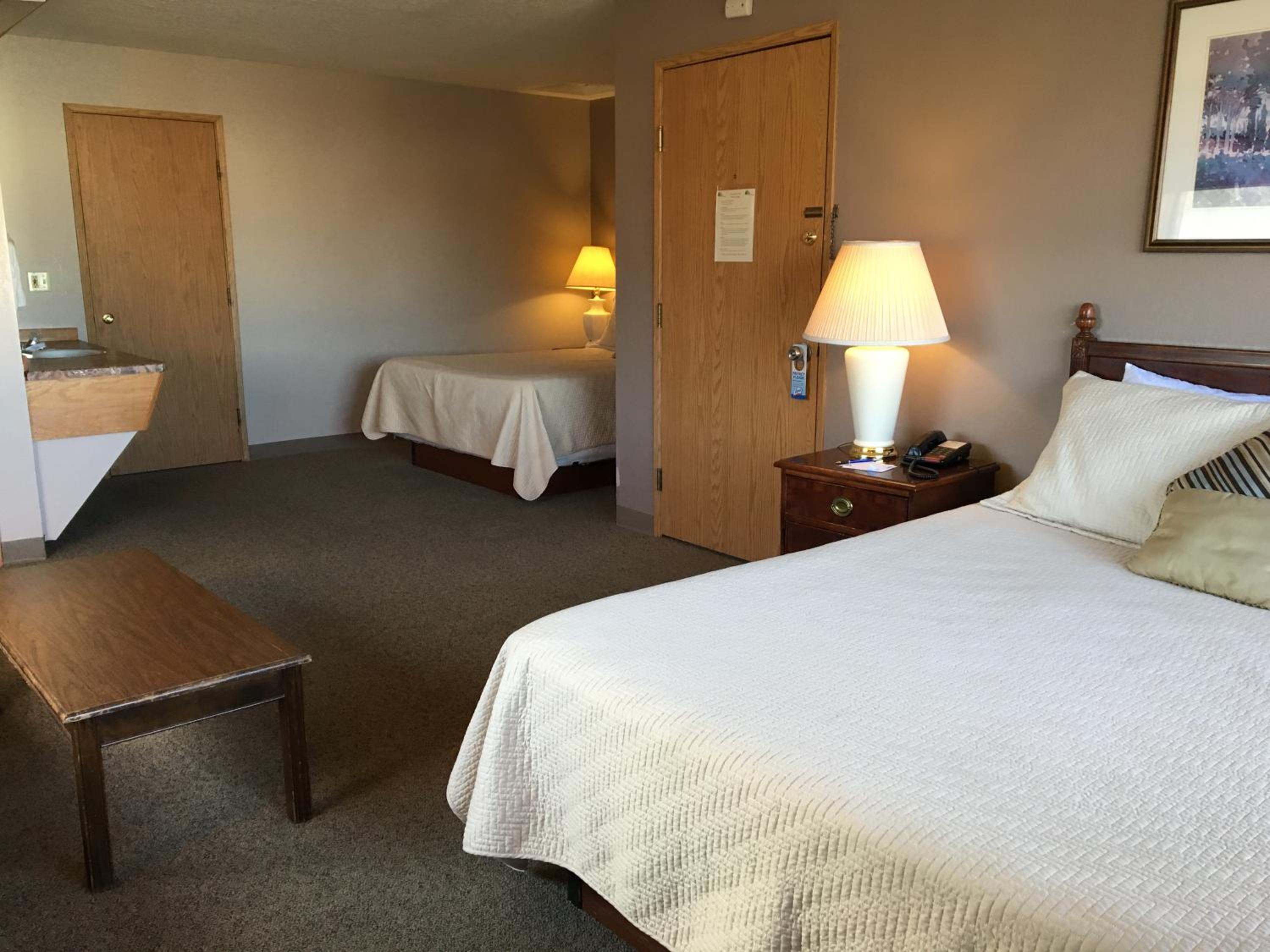 Queen Room with Two Queen Beds - Non-Smoking - Photo 4